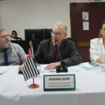 A foto mostra o presidente do CRMV-SP, Odemilson Donizete Mossero, falando ao microfone.
