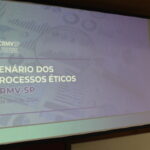 A foto mostra uma telão com apresentação do presidente do CRMV-SP, com o título Cenário dos Processos Éticos do CRMV-SP e a data 4 de abril de 2024.