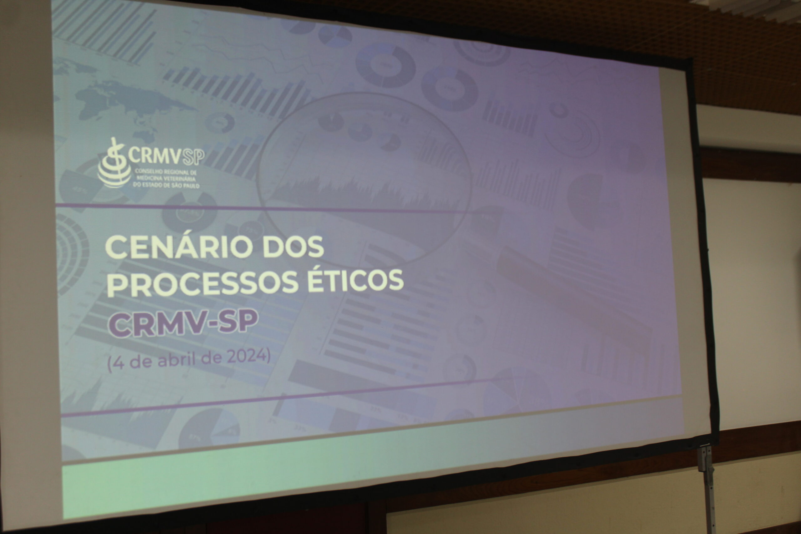 A foto mostra uma telão com apresentação do presidente do CRMV-SP, com o título Cenário dos Processos Éticos do CRMV-SP e a data 4 de abril de 2024.