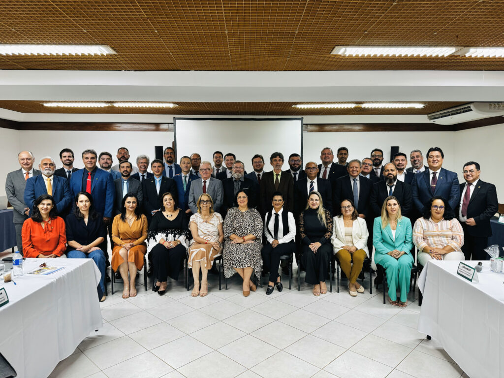 A foto mostra os presidentes dos CRMVs. A primeira Câmara Nacional de Presidentes do ano de 2024 contou com a presença do presidente do CRMV-SP, bem como de toda a Diretoria Executiva do CFMV, a presidente Ana Elisa Almeida, o vice-presidente Romulo Spinelli, o secretário-geral José Maria Filho e o tesoureiro Marcos Vinicius Neves. Também estavam presentes os conselheiros Estevão Márcio Cavalcante e Francisco Edson Gomes. Participaram os presidentes e representantes de 26 regionais.