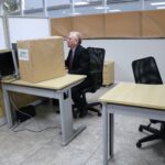 Na foto, o presidente do CRMV-SP, Odemilson Donizete Mossero, exercendo seu voto nos computadores disponibilizados aos eleitores.