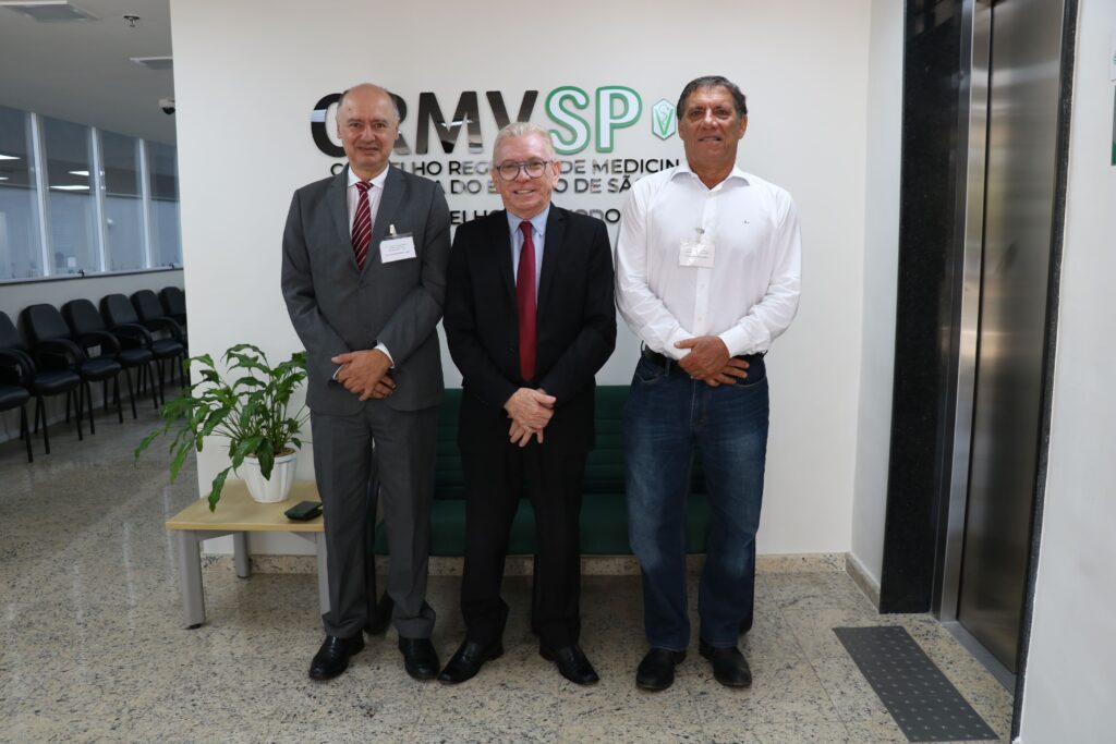 A foto mostra o vice-presidente e delegado observador do Conselho Federal de Medicina Veterinária (CFMV), Romulo Cezar Spinelli Ribeiro de Miranda; o presidente do CRMV-SP, Odemilson Donizete Mossero; e o presidente da CER, Cláudio Reges Depes.