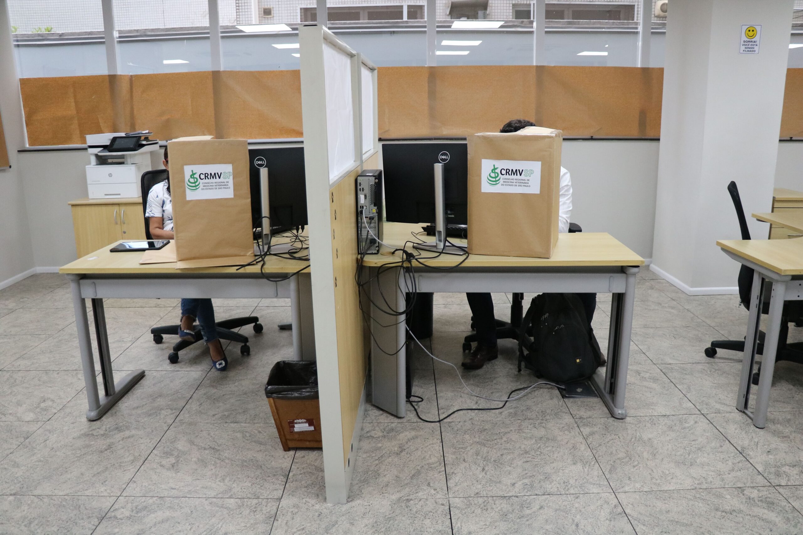 Na foto, eleitores durante votação em computadores exclusivos para acesso ao sistema on-line disponibilizados na sede do CRMV-SP.