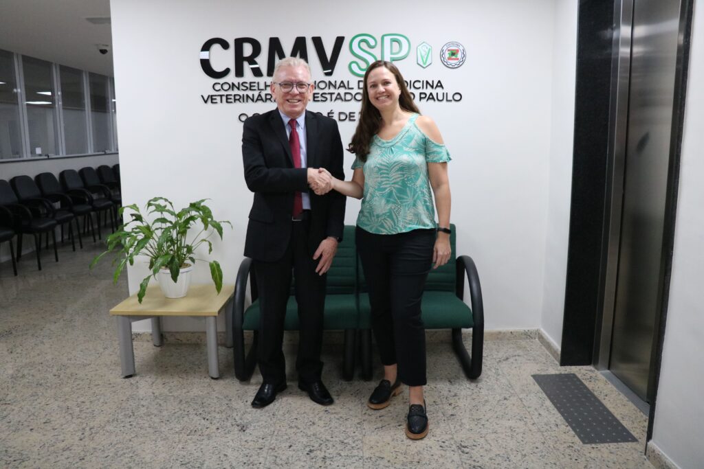 O presidente do CRMV-SP, Odemilson Donizete Mossero, cumprimenta a presidente eleita, Daniela Pontes Chiebao.