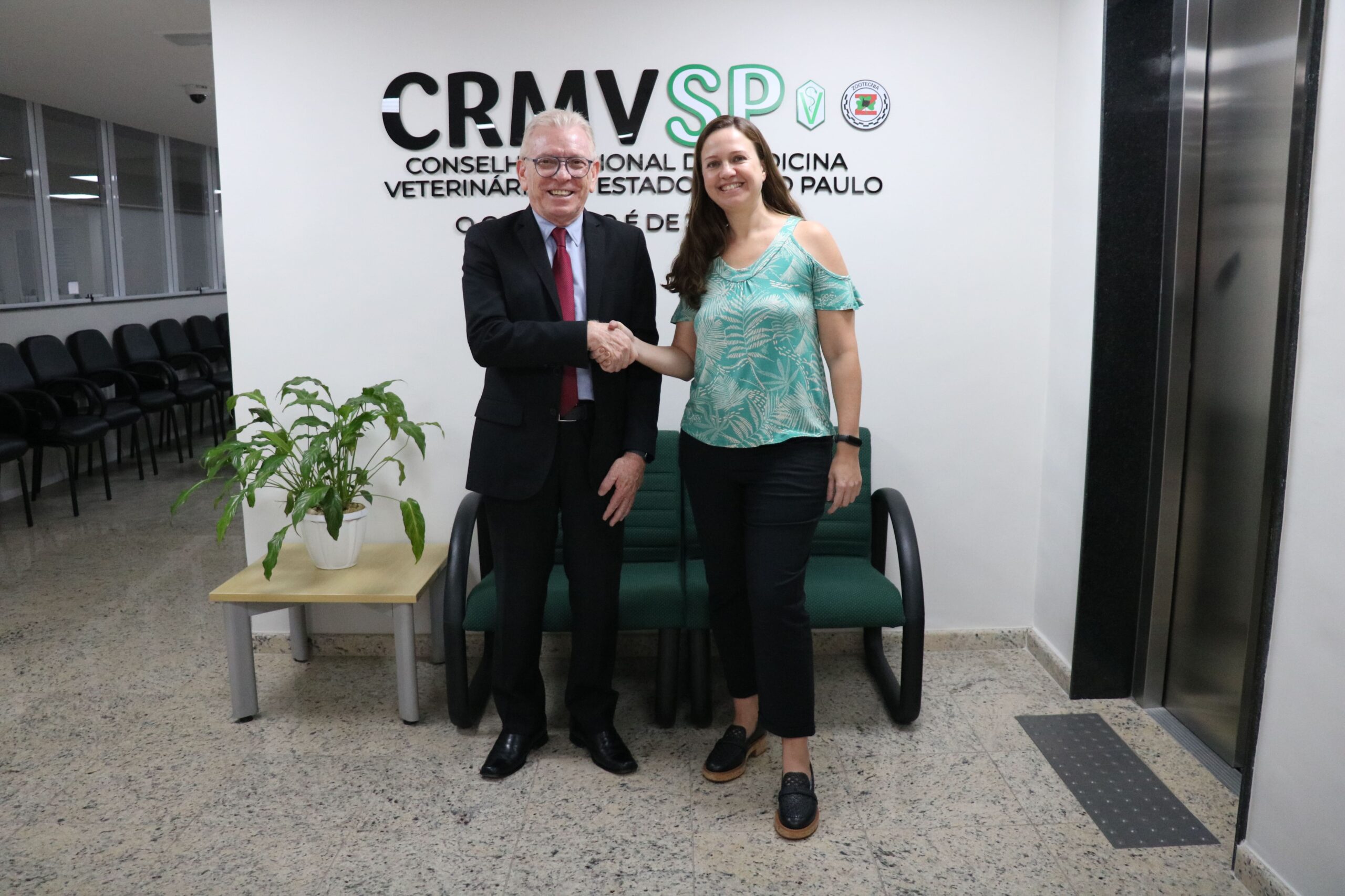 Na foto, o presidente do CRMV-SP, Odemilson Donizete Mossero, cumprimenta a presidente eleita, Daniela Pontes Chiebao.