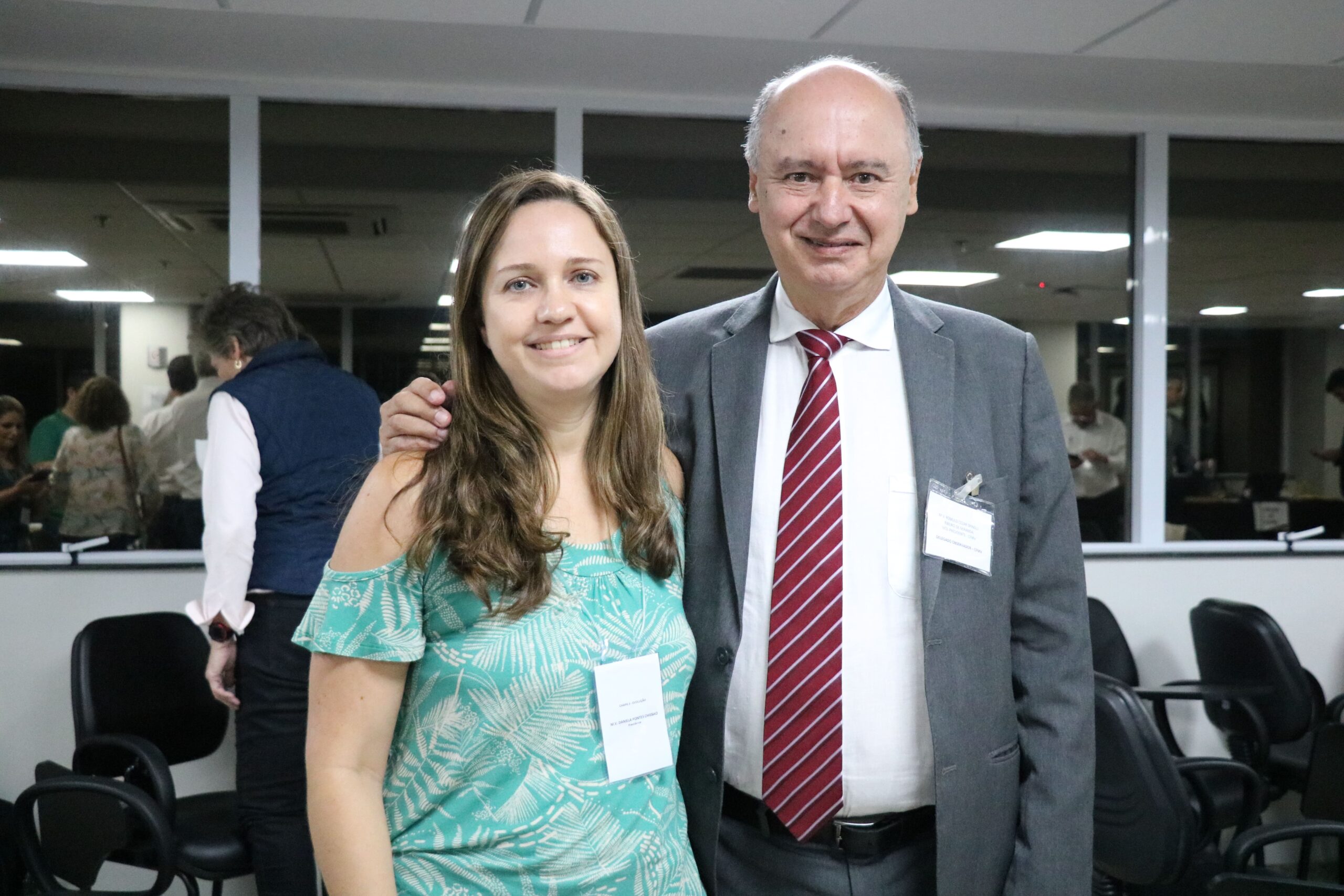Na foto, o vice-presidente do Conselho Federal de Medicina Veterinária (CFMV), Romulo Cezar Spinelli Ribeiro de Miranda, está ao lado da presidente eleita, Daniela Pontes Chiebao.