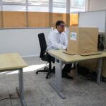 Na foto, o presidente da CER, Cláudio Reges Depes, exerce seu voto em um dos computadores disponibilizados na sede do CRMV-SP, em São Paulo, para uso dos profissionais durante o dia da eleição.