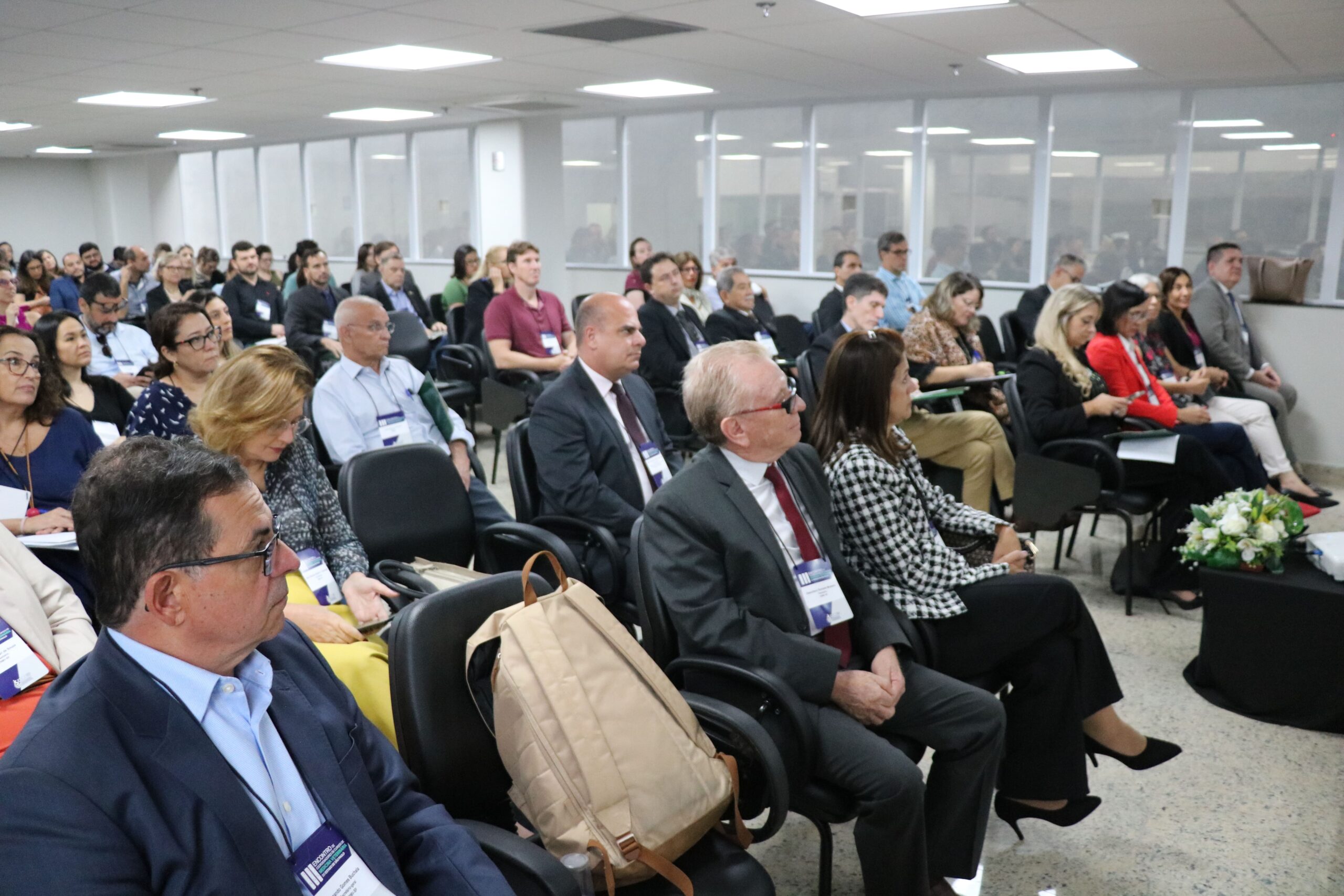 A foto mostra a plateia cheia do Terceiro Encontro de Coordenadores de Cursos de Medicina Veterinária.