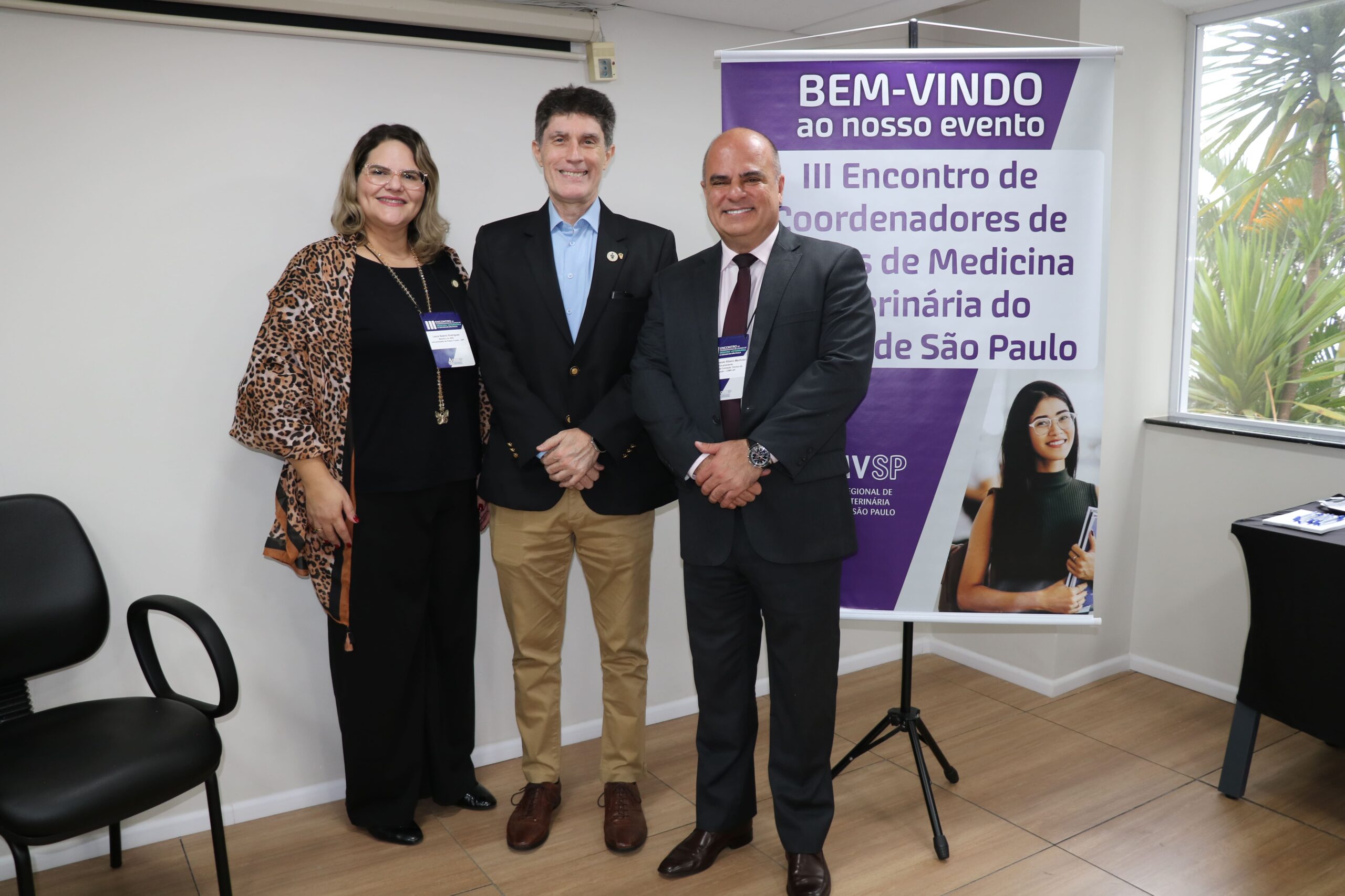 Na foto, representantes do Rio Grande do Sul, Laura Beatriz Rodrigues, membro do Núcleo Docente Estruturante (NDE) da Universidade de Passo Fundo (UPF); Vladimir Pinheiro do Nascimento, coordenador da Universidade Federal do Rio Grande do Sul (UFRGS); e Fábio Manhoso, vice-presidente do CRMV-SP e presidente da Comissão de Educação do Regional.