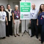 Na foto, da direita para a esquerda, os representantes da Faculdade de Medicina Veterinária e Zootecnia da Universidade de São Paulo (FMVZ-USP), Cristina Massoco, coordenadora de curso da FMVZ-USP; Silvia Cortopassi, vice-coordenadora de curso da FMVZ-USP; Helenice de Souza Spinosa, integrante da Comissão de Educação do CRMV-SP; José Antonio Visintin, diretor da FMVZ-USP; e Mayra Elena Ortiz Assumpção, presidente da Comissão de Graduação da FMVZ-USP.