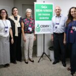 Na foto, da direita para a esquerda, os representantes da Faculdade de Medicina Veterinária e Zootecnia da Universidade de São Paulo (FMVZ-USP), Cristina Massoco, coordenadora de curso da FMVZ-USP; Silvia Cortopassi, vice-coordenadora de curso da FMVZ-USP; Helenice de Souza Spinosa, integrante da Comissão de Educação do CRMV-SP; José Antonio Visintin, diretor da FMVZ-USP; e Mayra Elena Ortiz Assumpção, presidente da Comissão de Graduação da FMVZ-USP.