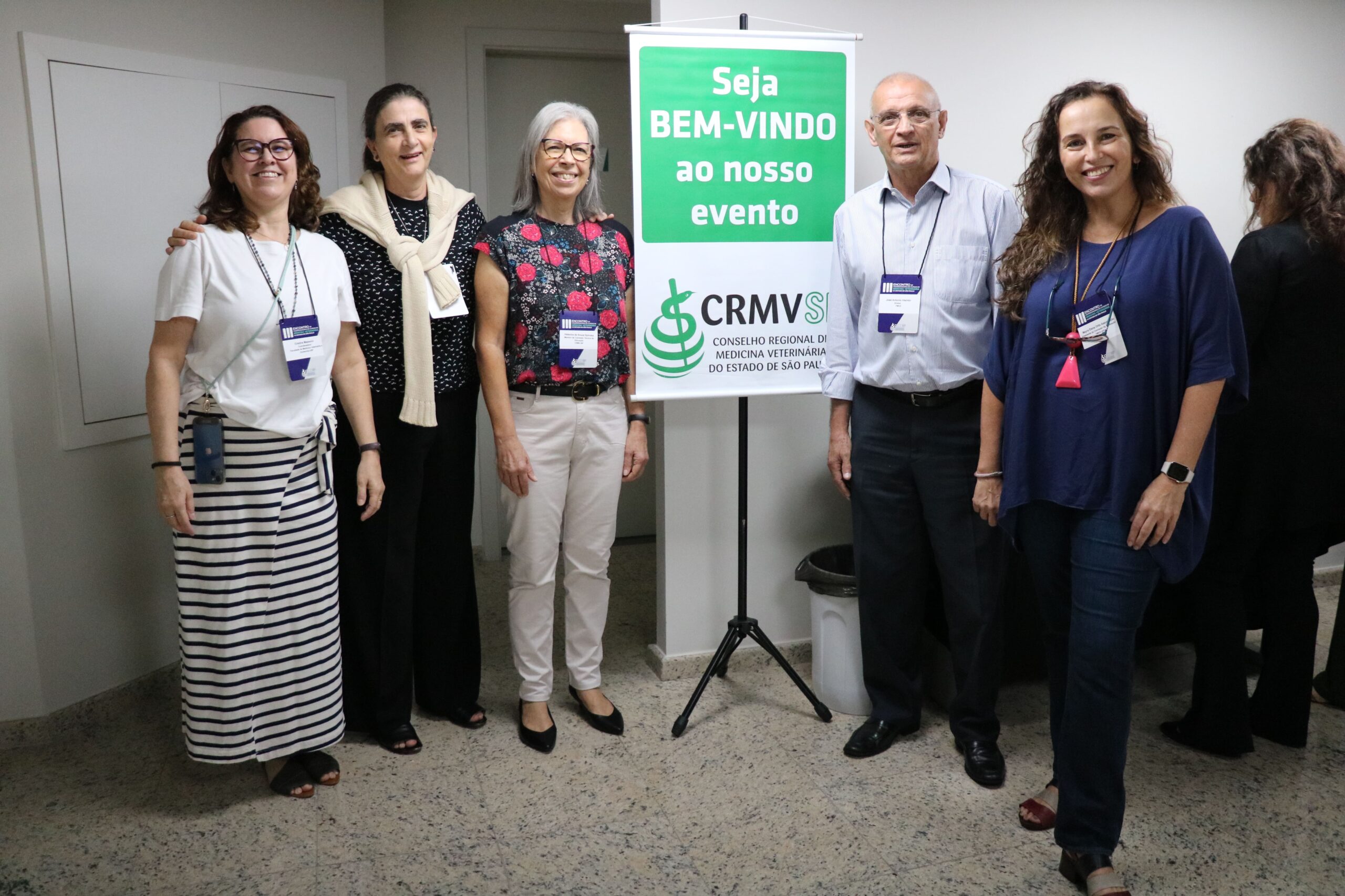 Na foto, da direita para a esquerda, os representantes da Faculdade de Medicina Veterinária e Zootecnia da Universidade de São Paulo (FMVZ-USP), Cristina Massoco, coordenadora de curso da FMVZ-USP; Silvia Cortopassi, vice-coordenadora de curso da FMVZ-USP; Helenice de Souza Spinosa, integrante da Comissão de Educação do CRMV-SP; José Antonio Visintin, diretor da FMVZ-USP; e Mayra Elena Ortiz Assumpção, presidente da Comissão de Graduação da FMVZ-USP.