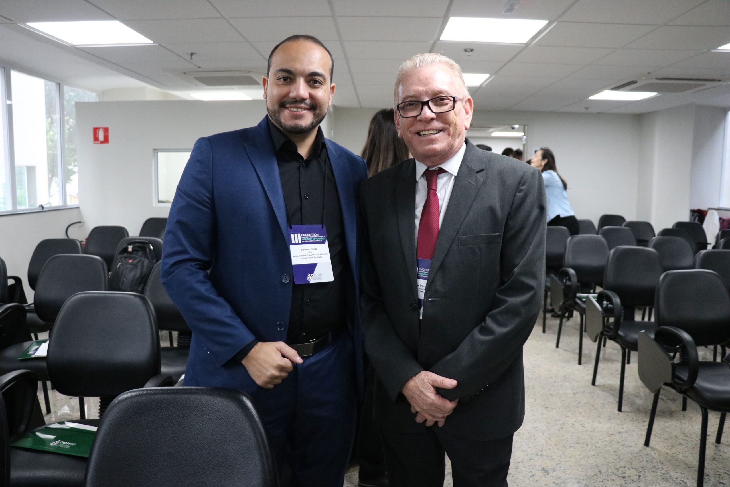 Na foto, o CEO da Animal Health Expo+ Forum, Adriano Souza, e o presidente do CRMV-SP, Odemilson Donizete Mossero.