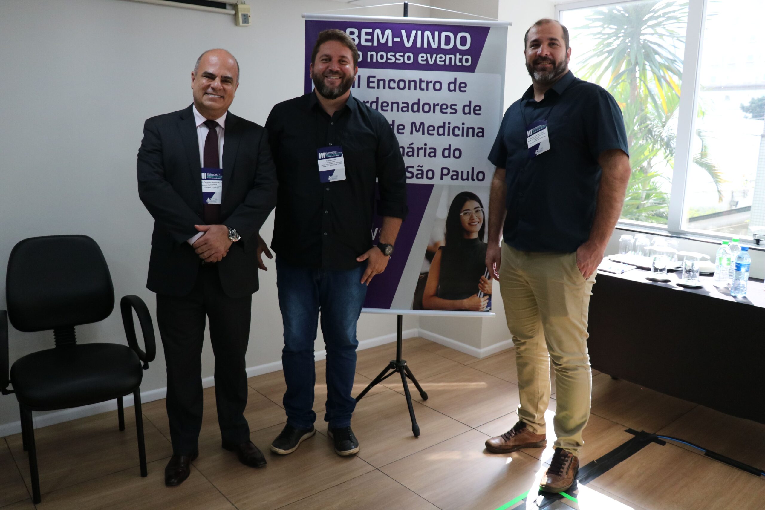 Na foto, o vice-presidente do CRMV-SP e presidente da Comissão de Educação do CRMV-SP, Fábio Manhoso, o coordenador de curso do Centro Universitário das Faculdades Integradas de Ourinhos (Unifisio), Fred Bardela, e o professor e diretor do Centro Médico-veterinário do Centro Universitário de Ourinhos, Marcos Cezar Sant’Anna.