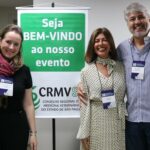 Na foto, da direita para a esquerda, Janaina Kudiawiec Chulik, docente do programa de estudos em visão sistêmica, Carla Soares, fundadora e presidente do Programa de Formação em Medicina Veterinária Sistêmica, que apresentou o tema “A visão sistêmica como um caminho na educação do 3º milênio”, e Walker Chagas, coordenador de curso da Universidade Iguaçu (UNIG), do Rio de Janeiro.