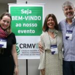 Na foto, da direita para a esquerda, Janaina Kudiawiec Chulik, docente do programa de estudos em visão sistêmica, Carla Soares, fundadora e presidente do Programa de Formação em Medicina Veterinária Sistêmica, que apresentou o tema “A visão sistêmica como um caminho na educação do 3º milênio”, e Walker Chagas, coordenador de curso da Universidade Iguaçu (UNIG), do Rio de Janeiro.