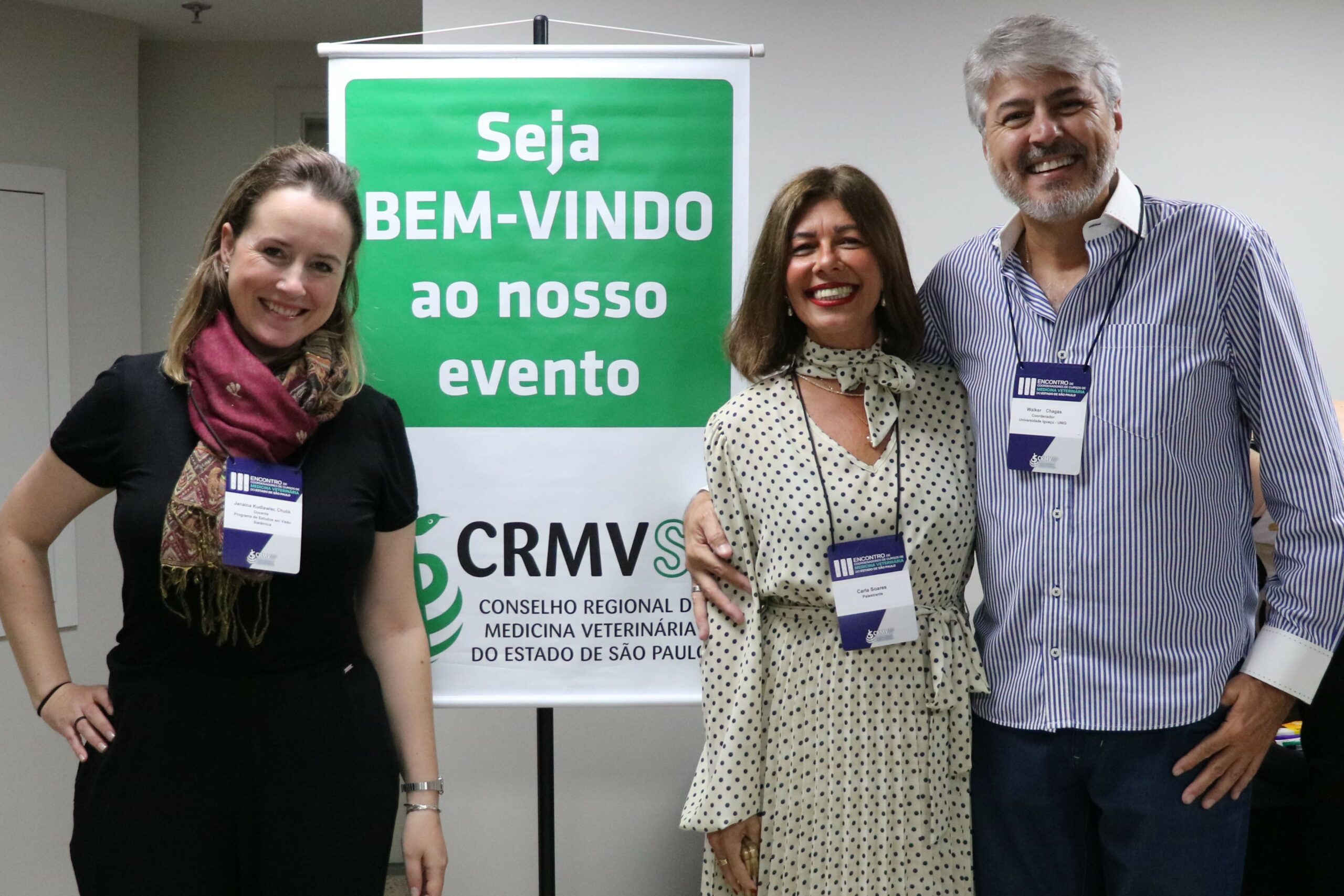 Na foto, da direita para a esquerda, Janaina Kudiawiec Chulik, docente do programa de estudos em visão sistêmica, Carla Soares, fundadora e presidente do Programa de Formação em Medicina Veterinária Sistêmica, que apresentou o tema “A visão sistêmica como um caminho na educação do 3º milênio”, e Walker Chagas, coordenador de curso da Universidade Iguaçu (UNIG), do Rio de Janeiro.