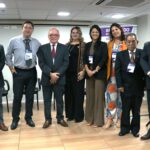 Na foto, da direita para a esquerda, alguns dos representantes de Conselhos Regionais de Medicina Veterinária de outros estados: o secretário-geral do CRMV-RJ e professor titular da Universidade Federal Fluminense (UFF), Paulo César Amaral da Silva; o tesoureiro e presidente da Comissão de Educação da Medicina Veterinária do CRMV-PR, Uriel Vinicius Cotarelli de Andrade; o presidente do CRMV-SP, Odemilson Donizete Mossero; a integrante do Núcleo Docente Estruturante (NDE) da Universidade de Passo Fundo (UPF), Laura Beatriz Rodrigues; a secretária-geral do CRMV-ES, Nátali Barbosa Faria, a conselheira do CRMV-ES, Thaiz de Deco Souza; o membro da Comissão de Educação da Medicina Veterinária do CRMV-PR, Masahiko Ohi; o vice-presidente do CRMV-SP e presidente da Comissão de Educação do Regional, Fábio Manhoso.