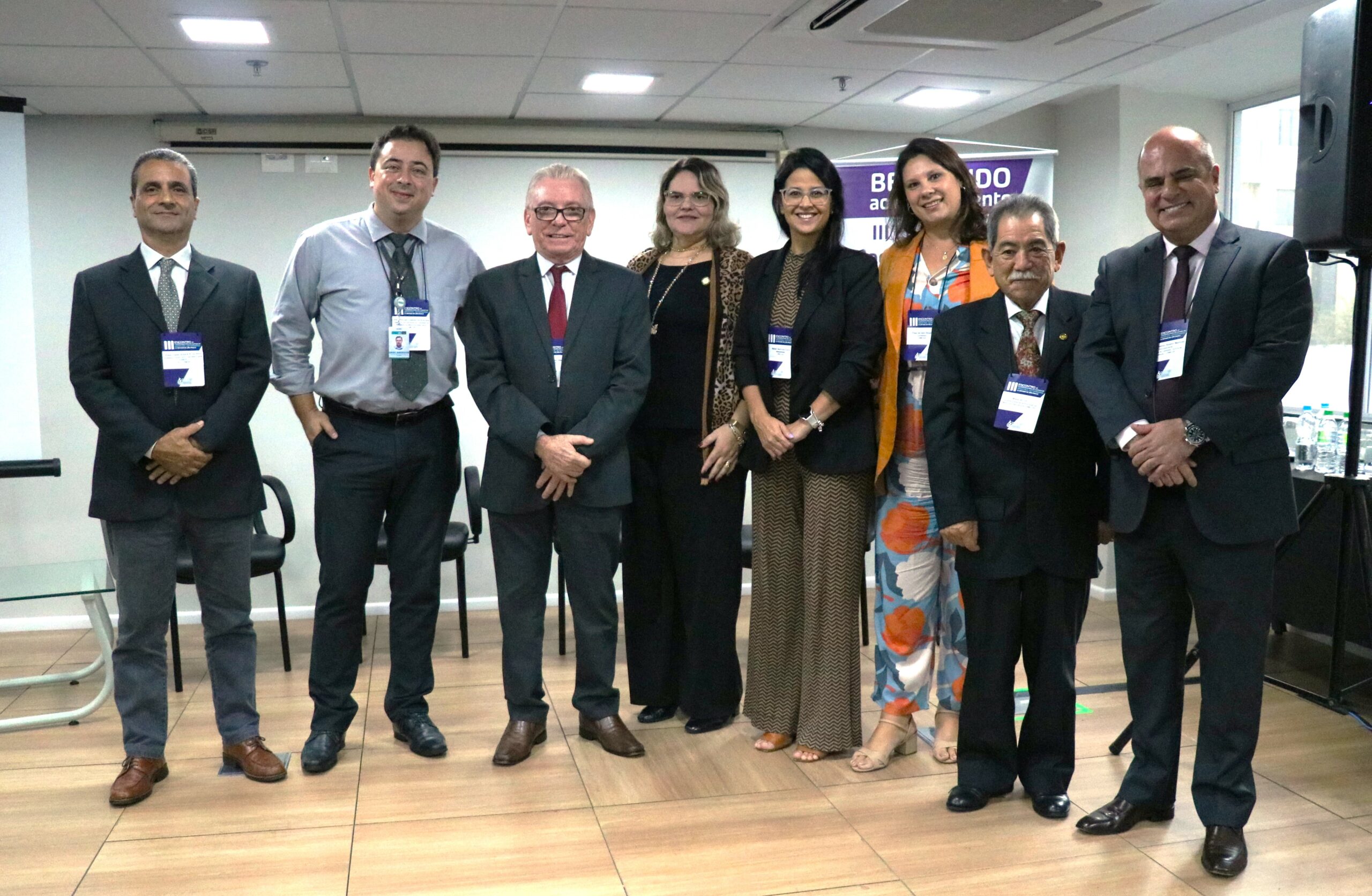 Na foto, da direita para a esquerda, alguns dos representantes de Conselhos Regionais de Medicina Veterinária de outros estados: o secretário-geral do CRMV-RJ e professor titular da Universidade Federal Fluminense (UFF), Paulo César Amaral da Silva; o tesoureiro e presidente da Comissão de Educação da Medicina Veterinária do CRMV-PR, Uriel Vinicius Cotarelli de Andrade; o presidente do CRMV-SP, Odemilson Donizete Mossero; a integrante do Núcleo Docente Estruturante (NDE) da Universidade de Passo Fundo (UPF), Laura Beatriz Rodrigues; a secretária-geral do CRMV-ES, Nátali Barbosa Faria, a conselheira do CRMV-ES, Thaiz de Deco Souza; o membro da Comissão de Educação da Medicina Veterinária do CRMV-PR, Masahiko Ohi; o vice-presidente do CRMV-SP e presidente da Comissão de Educação do Regional, Fábio Manhoso.