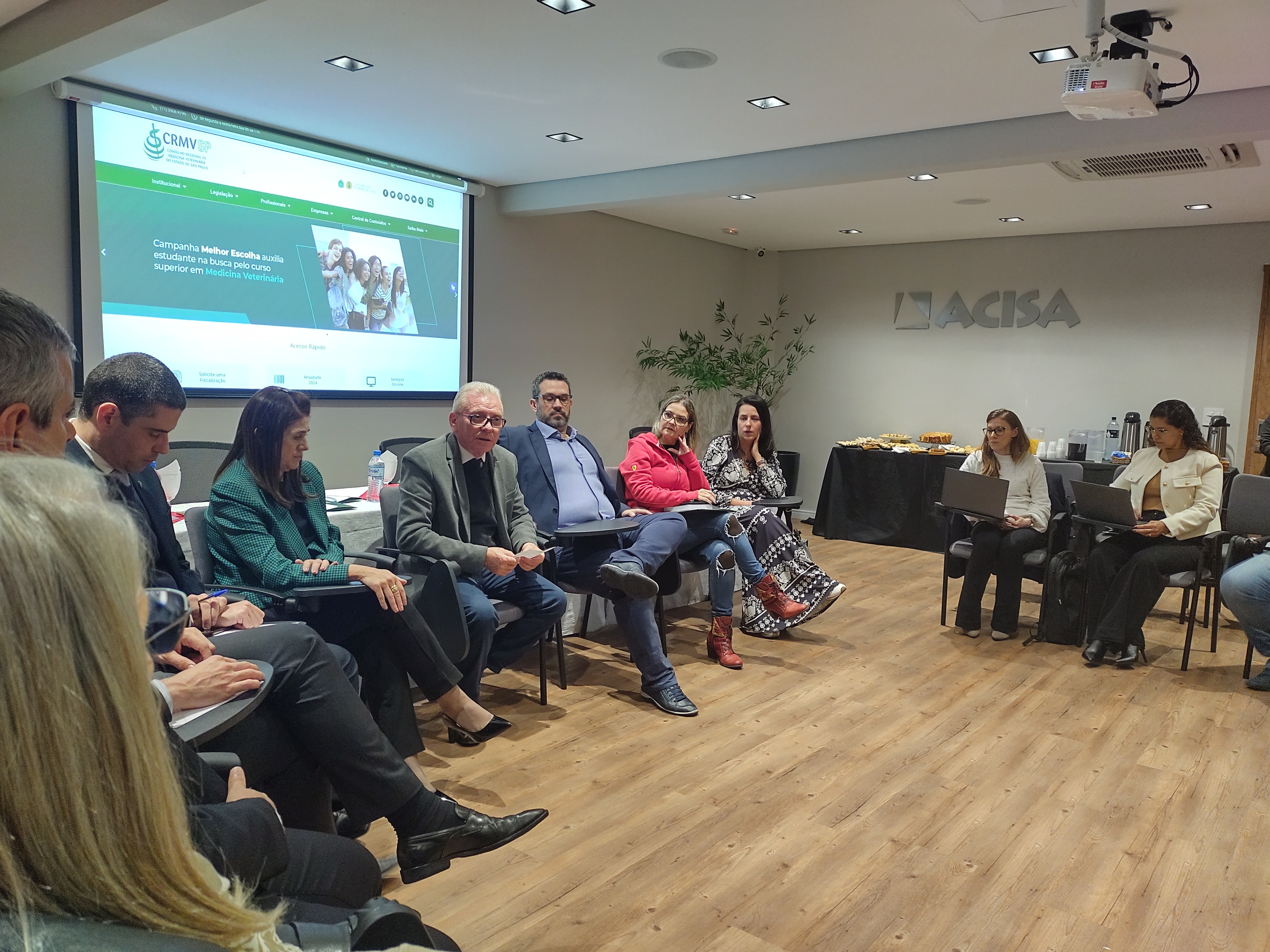 Pessoas sentadas em semicírculo no CRMV-SP Escuta em Santo André.