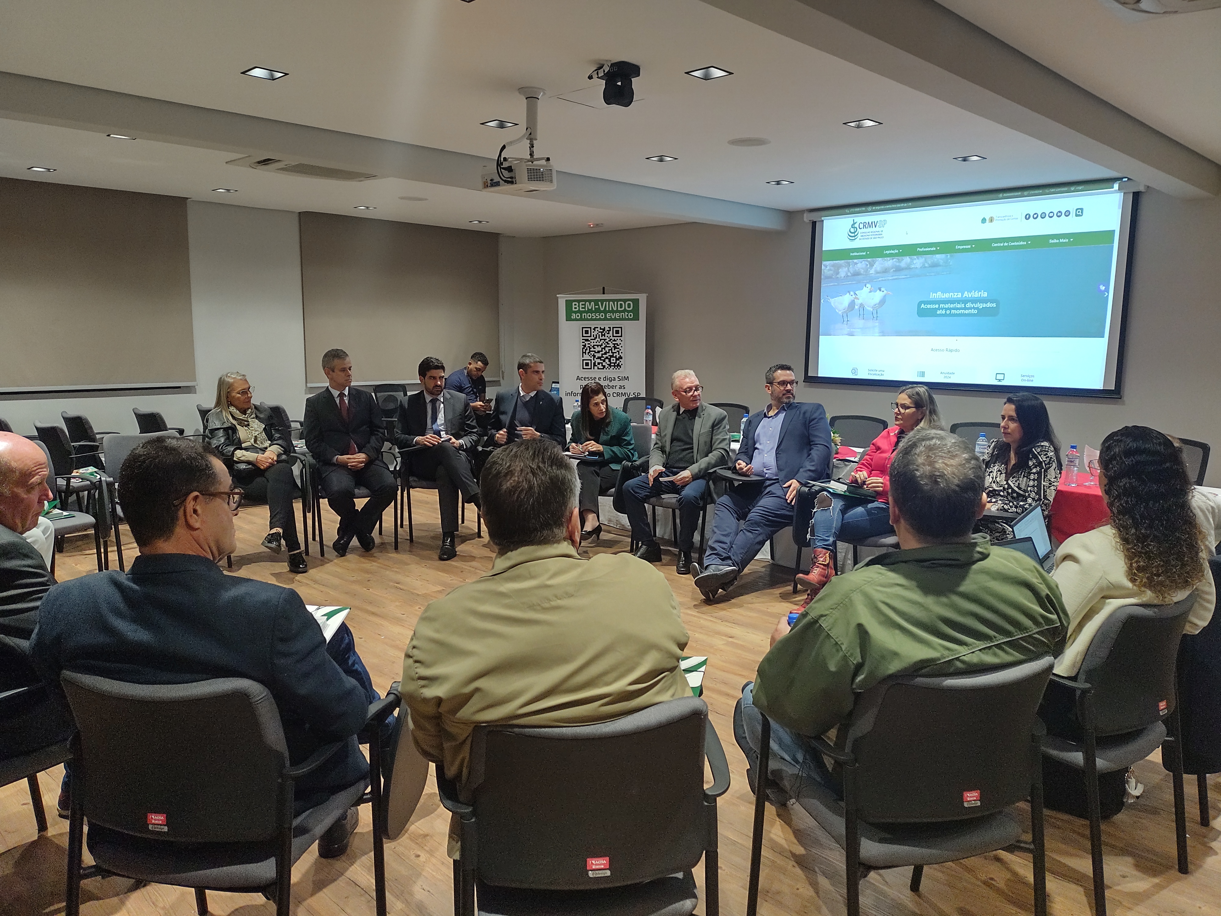 Pessoas sentadas em semicírculo no CRMV-SP Escuta em Santo André.
