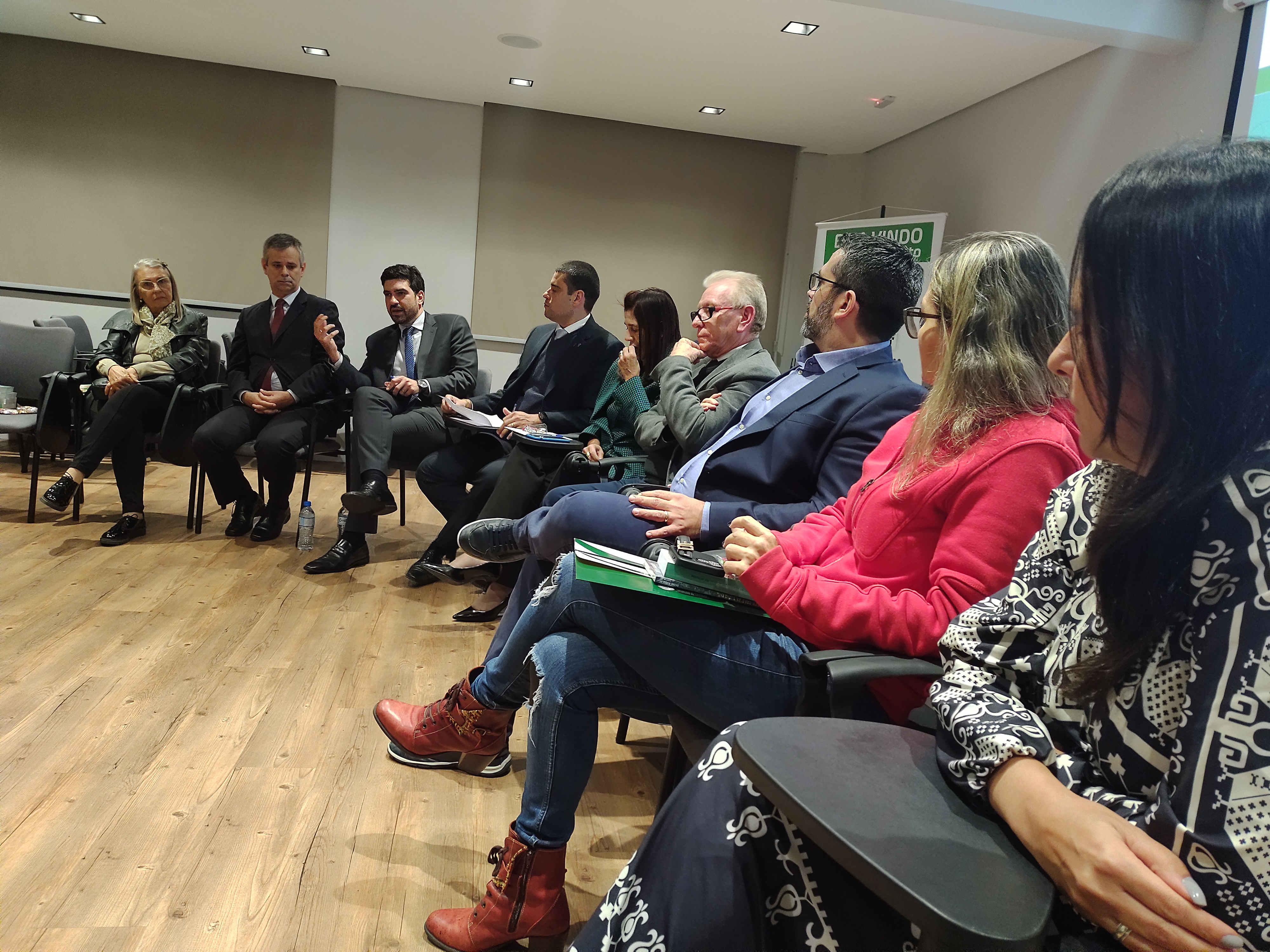 Pessoas sentadas em semicírculo no CRMV-SP Escuta em Santo André.