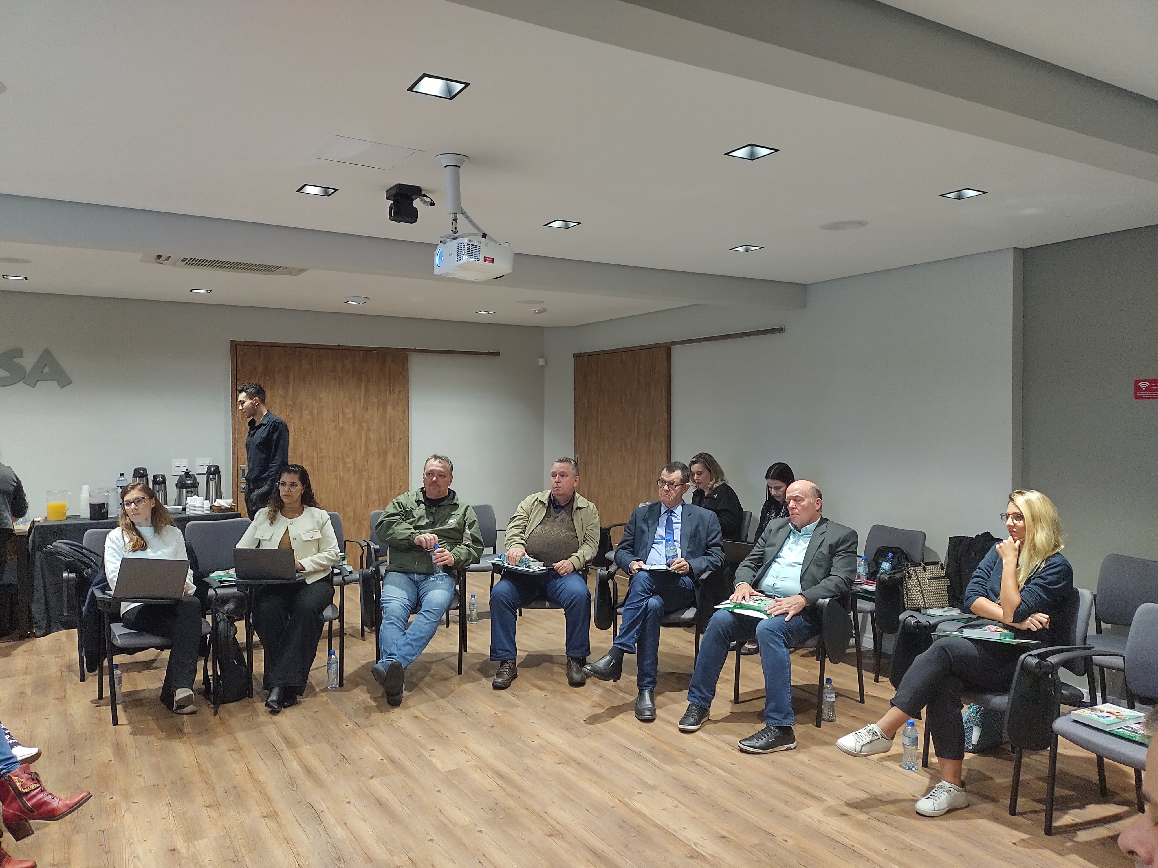 Pessoas sentadas em semicírculo no CRMV-SP Escuta em Santo André.