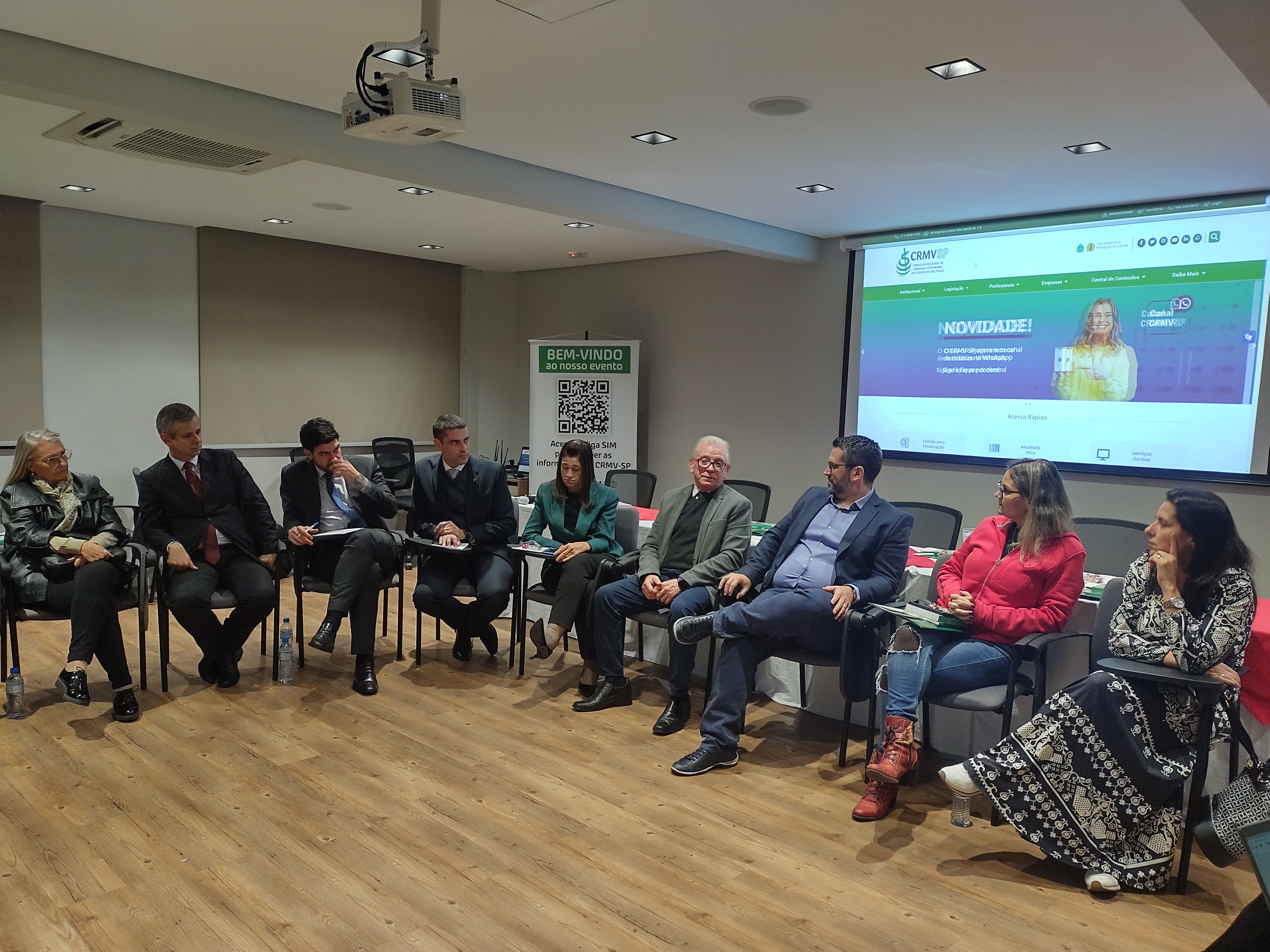 Pessoas sentadas em semicírculo no CRMV-SP Escuta em Santo André.