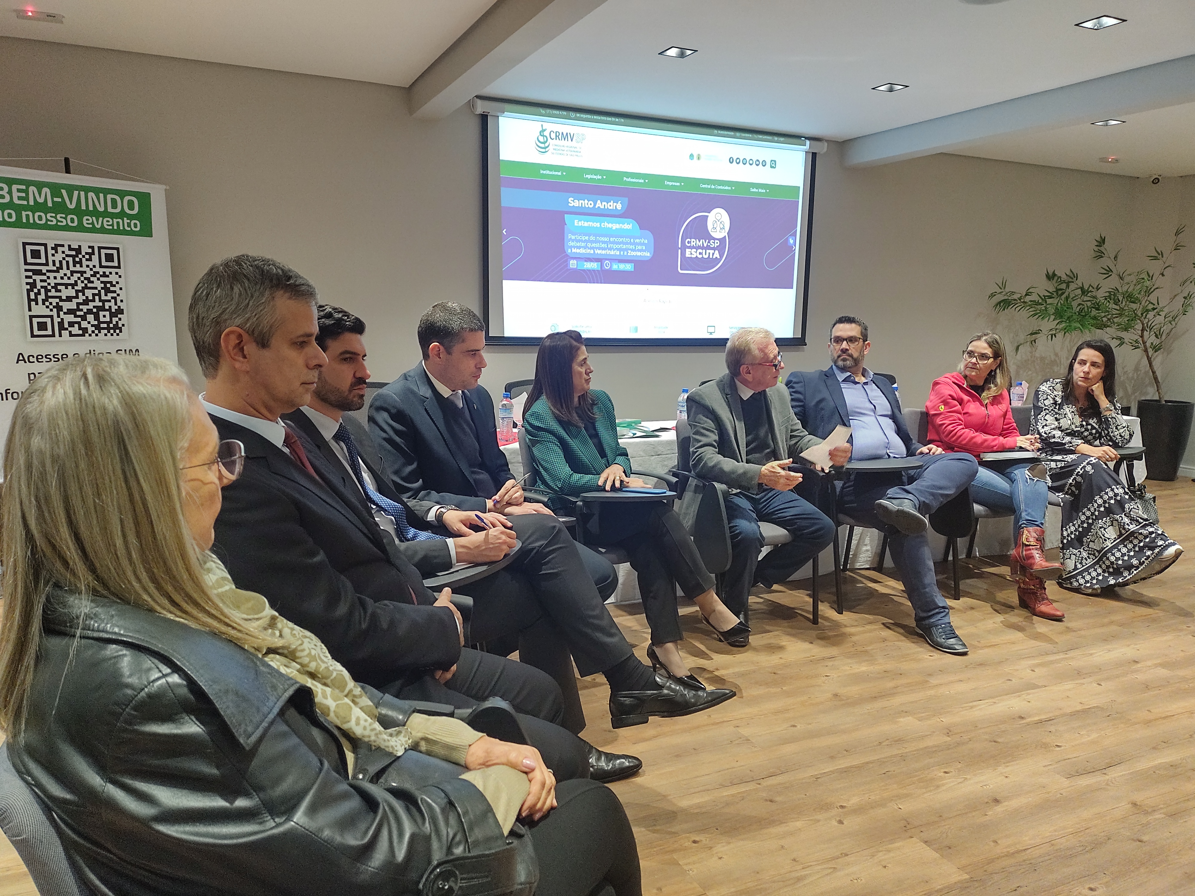 Presidente falando para pessoas sentadas em semicírculo no CRMV-SP Escuta em Santo André.
