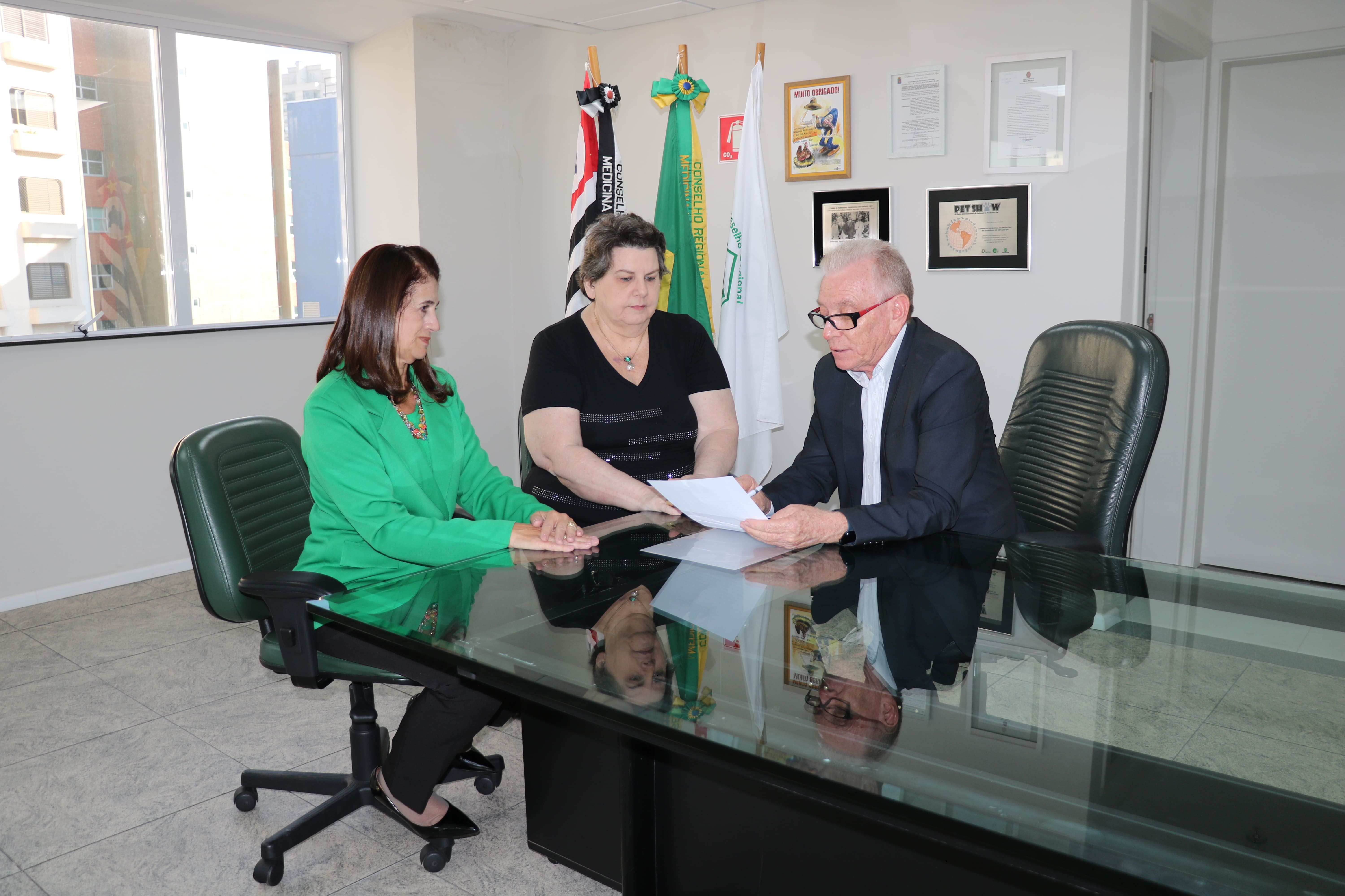 Da direita para a esquerda, estão o presidente do CRMV-SP, Odemilson Donizete Mossero; a recém-empossada na Comissão de Responsabilidade Técnica, Rosália Regina de Luca; e a tesoureira do CRMV-SP e presidente da Comissão de Responsabilidade Técnica do Regional, Rosemary Viola Bosch.