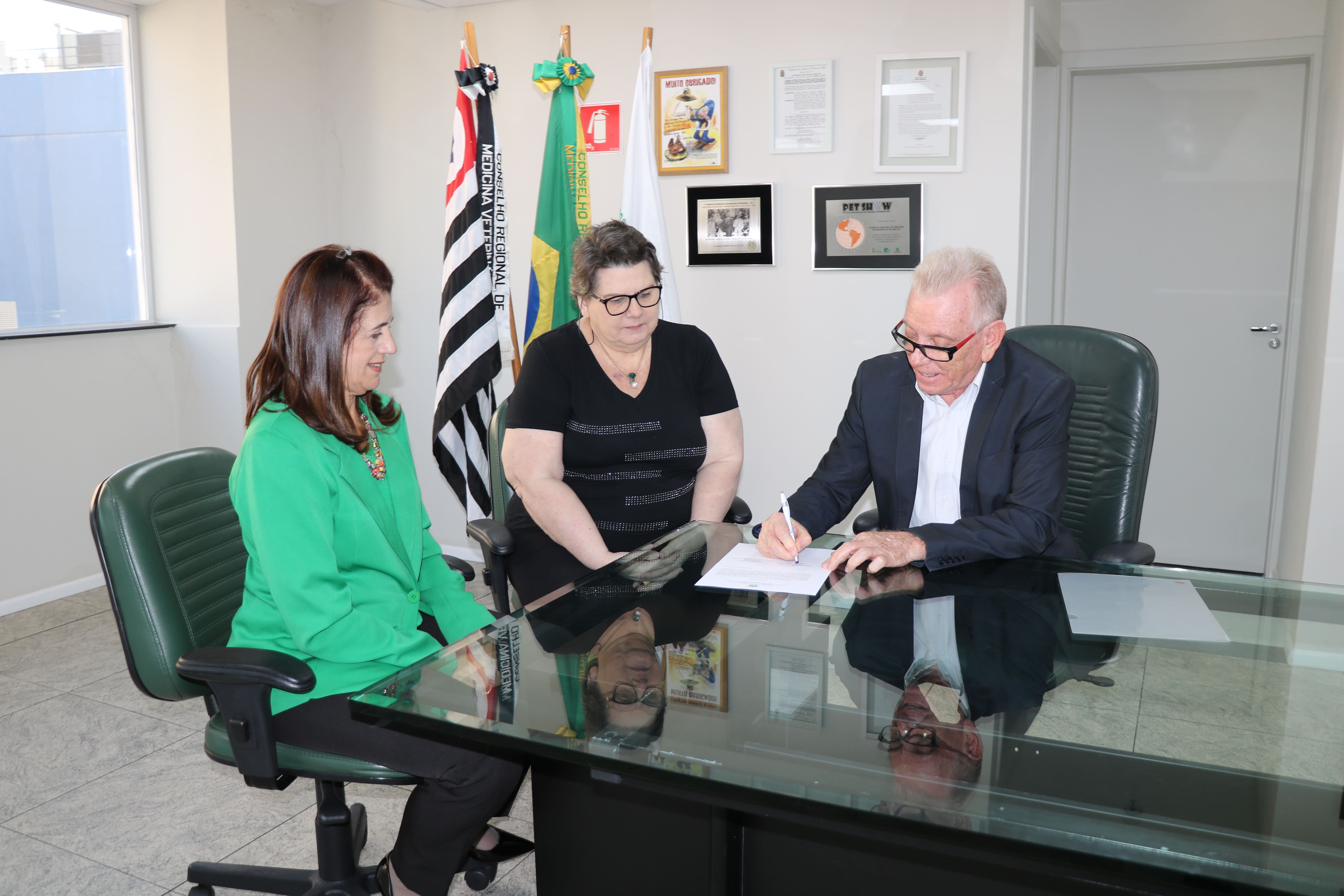 Da direita para a esquerda, estão o presidente do CRMV-SP, Odemilson Donizete Mossero; a recém-empossada na Comissão de Responsabilidade Técnica, Rosália Regina de Luca; e a tesoureira do CRMV-SP e presidente da Comissão de Responsabilidade Técnica do Regional, Rosemary Viola Bosch.