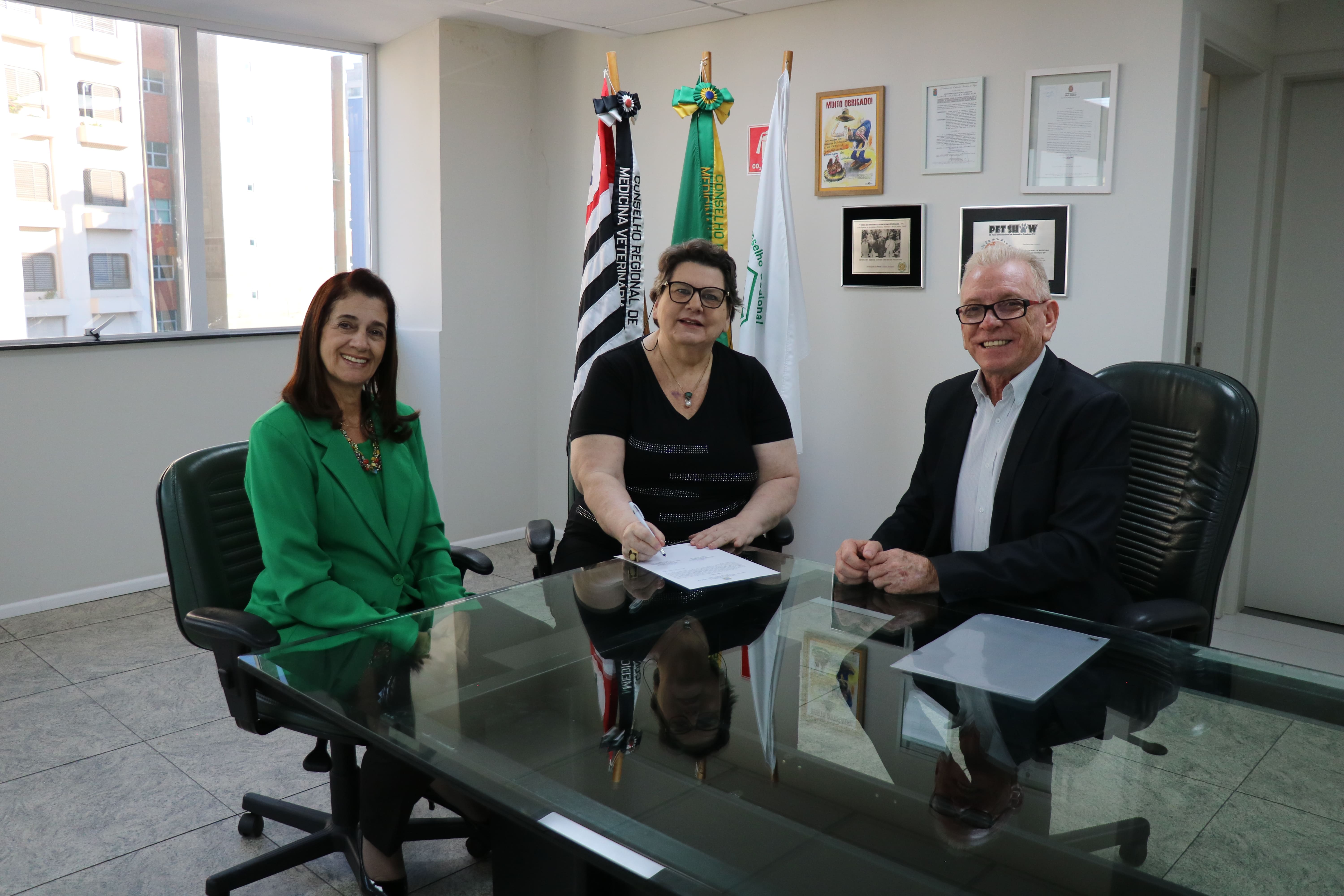 Da direita para a esquerda, estão o presidente do CRMV-SP, Odemilson Donizete Mossero; a recém-empossada na Comissão de Responsabilidade Técnica, Rosália Regina de Luca; e a tesoureira do CRMV-SP e presidente da Comissão de Responsabilidade Técnica do Regional, Rosemary Viola Bosch.