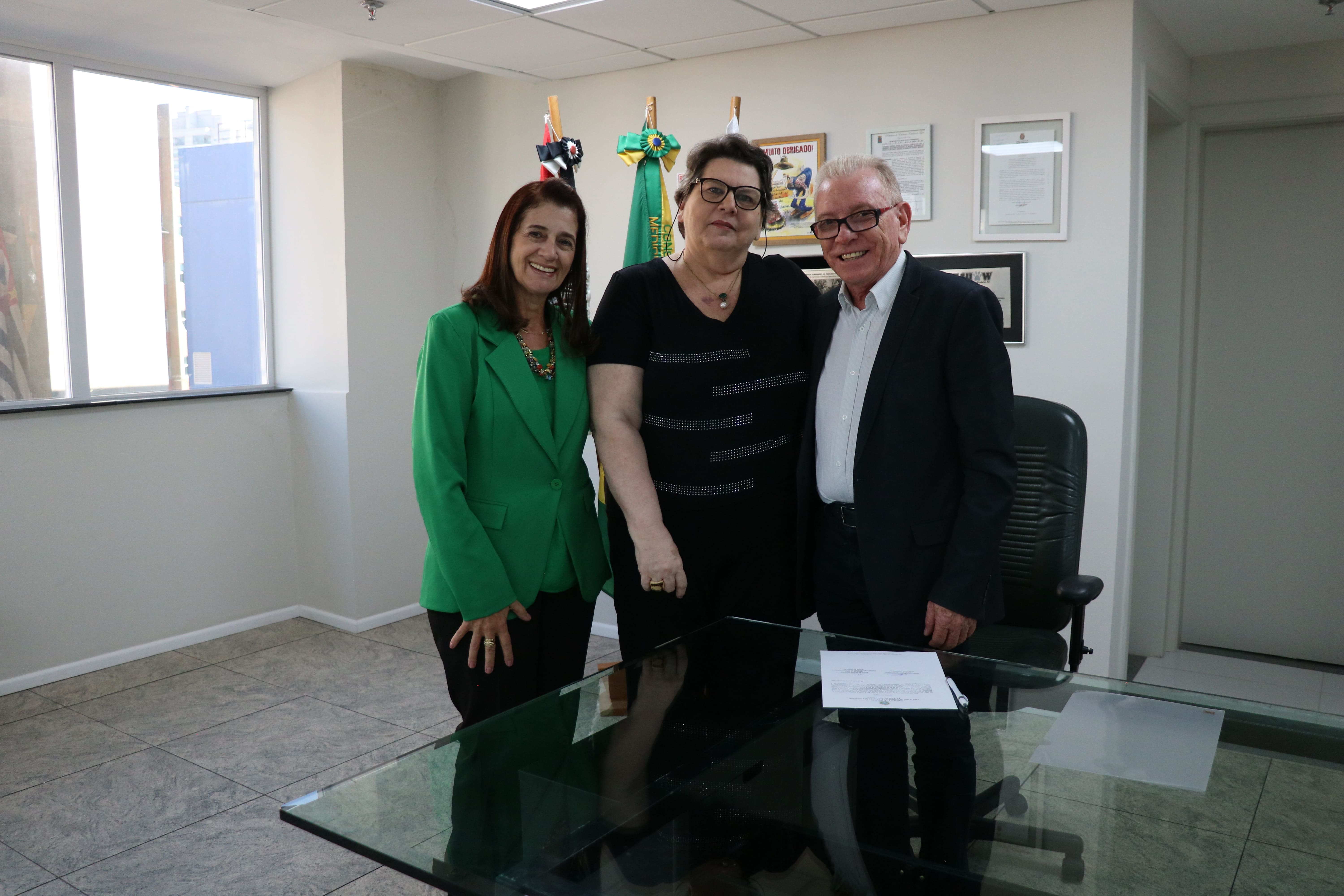 Da direita para a esquerda, estão o presidente do CRMV-SP, Odemilson Donizete Mossero; a recém-empossada na Comissão de Responsabilidade Técnica, Rosália Regina de Luca; e a tesoureira do CRMV-SP e presidente da Comissão de Responsabilidade Técnica do Regional, Rosemary Viola Bosch.