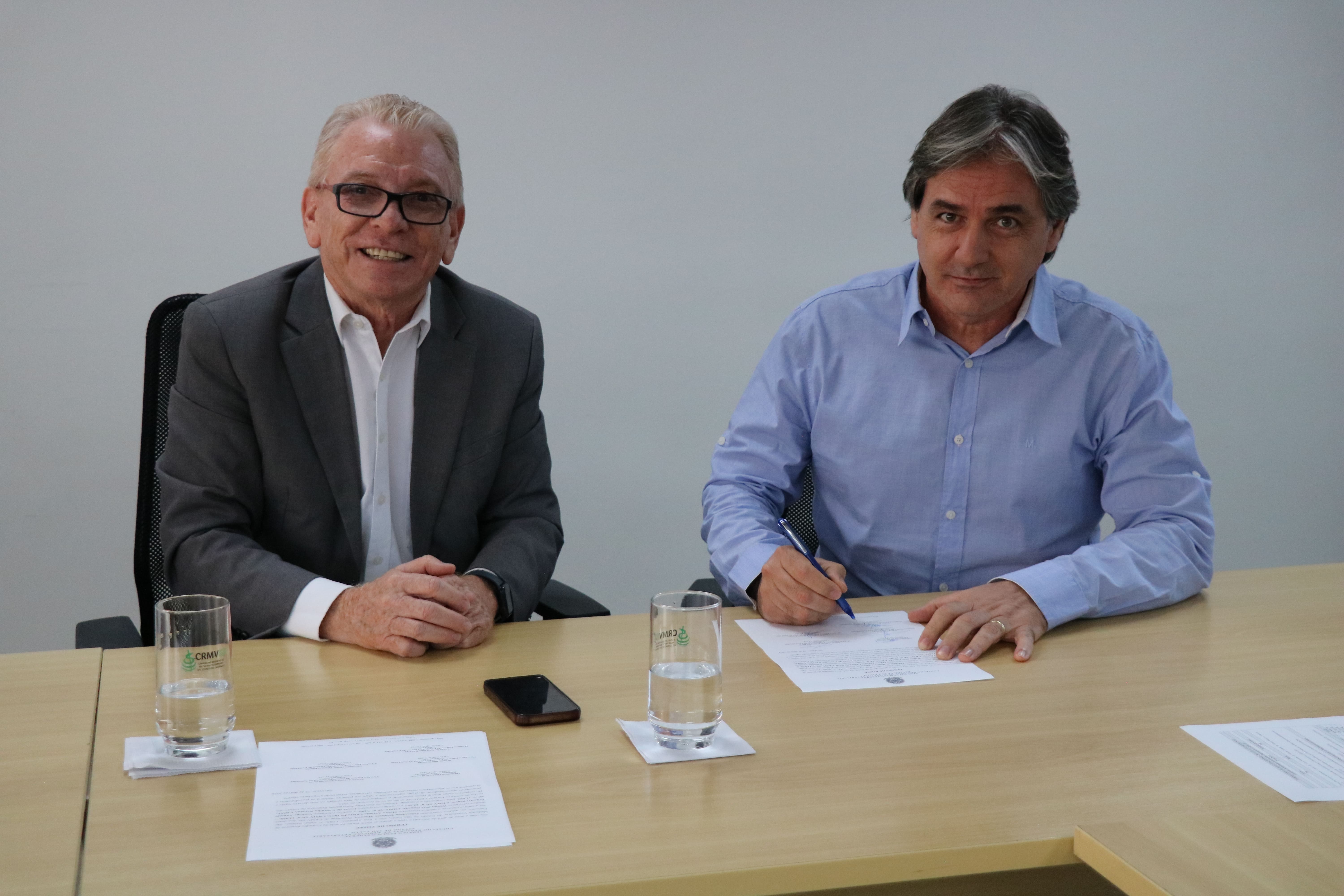 Na foto, o médico-veterinário Wilson José Guarda assina a posse como membro da Comissão de Entidades Veterinárias Regionais do Estado de São Paulo do CRMV-SP, ao lado do presidente do CRMV-SP, Odemilson Donizete Mossero.