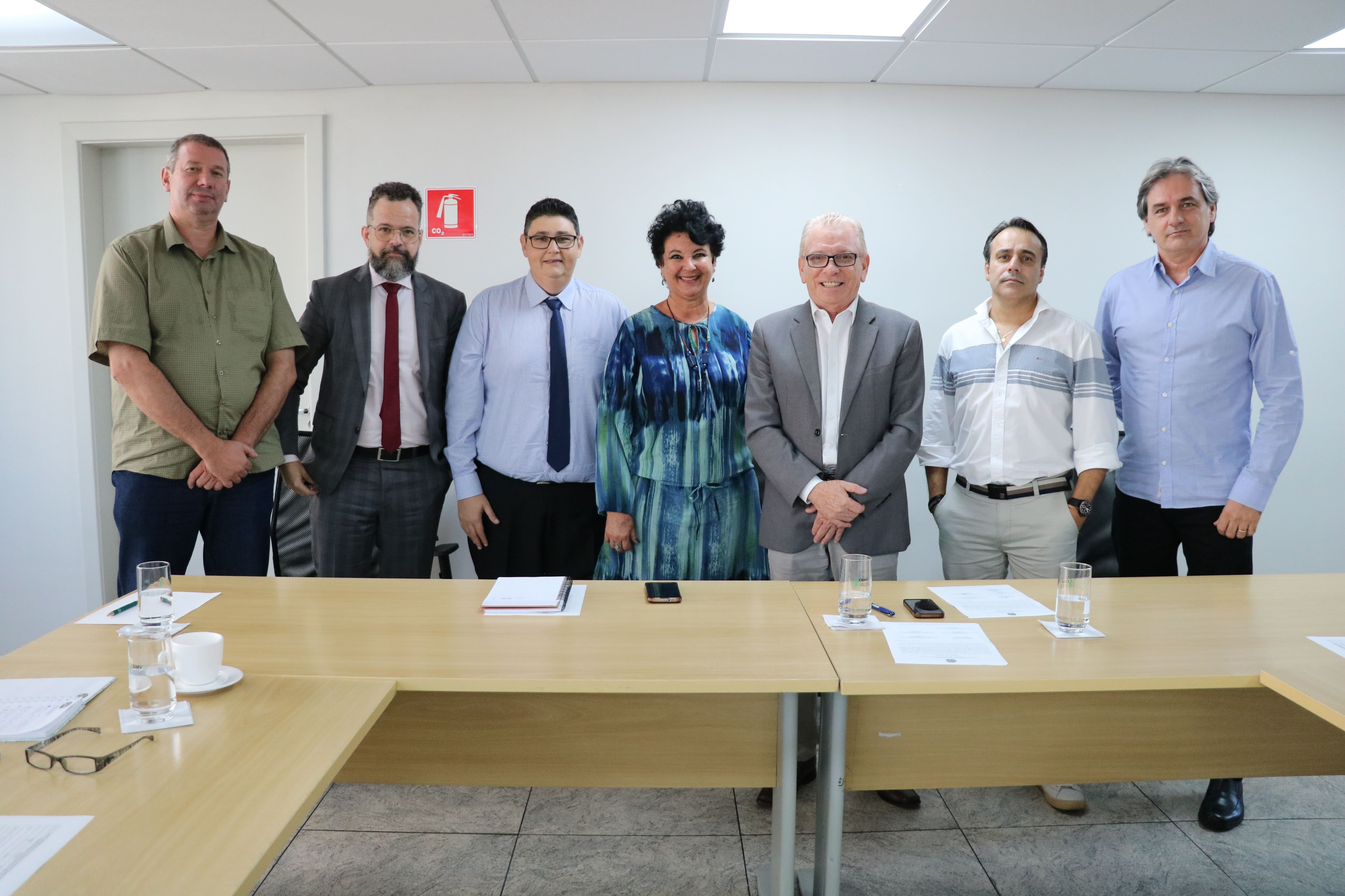 Na foto, da esquerda para a direita, Roberto Tadeu Scervino, Lucas de Carvalho Navajas, Vinícius Antônio Pelissari Poncio, Maria Cristina Santos Reiter Timponi, Odemilson Donizete Mossero, Marco Antônio Chiaradia Berti, Wilson José Guarda.