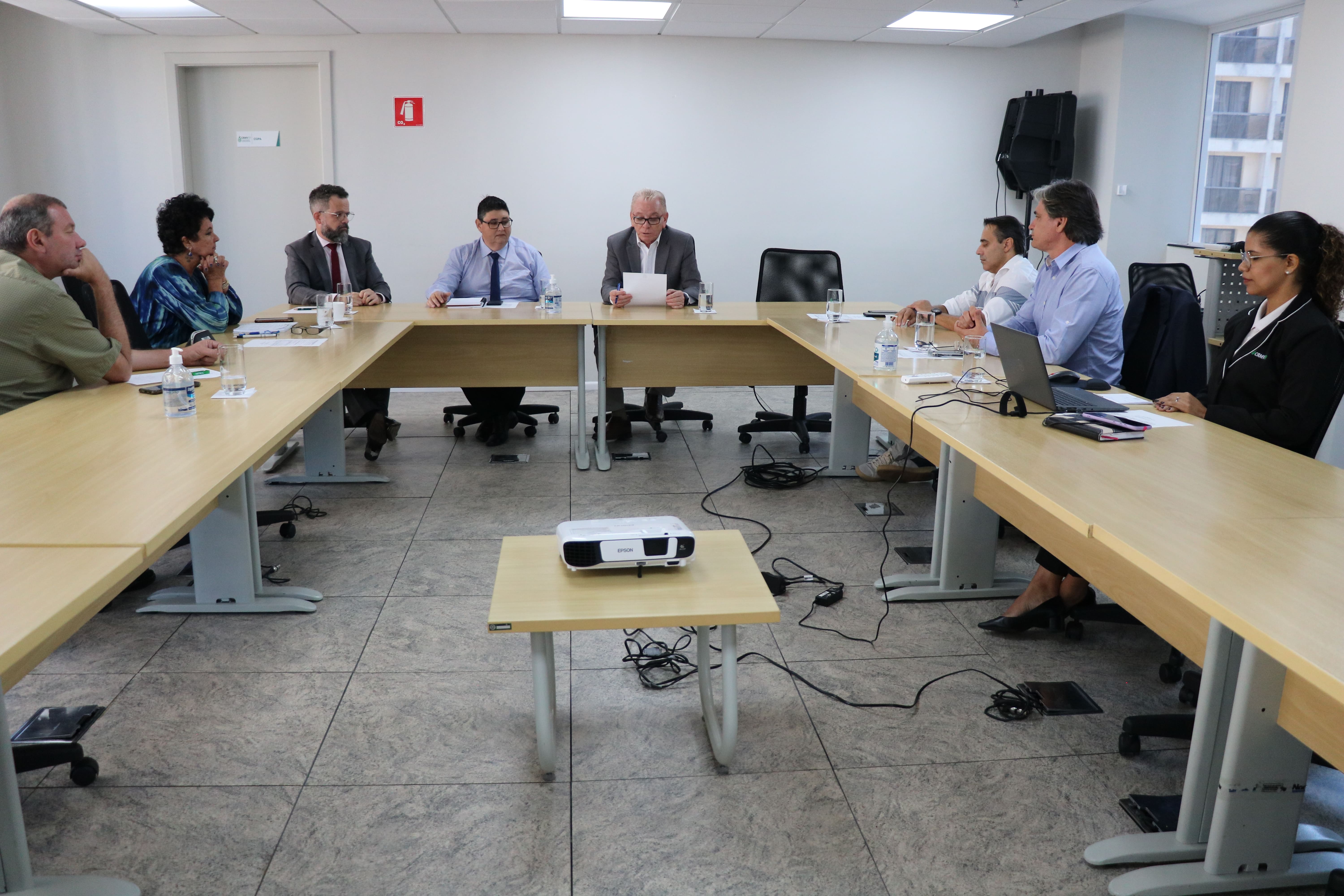 Na foto, da esquerda para a direita, Roberto Tadeu Scervino, Maria Cristina Santos Reiter Timponi, Lucas de Carvalho Navajas, Vinícius Antônio Pelissari Poncio, Odemilson Donizete Mossero, Marco Antônio Chiaradia Berti e Wilson José Guarda.