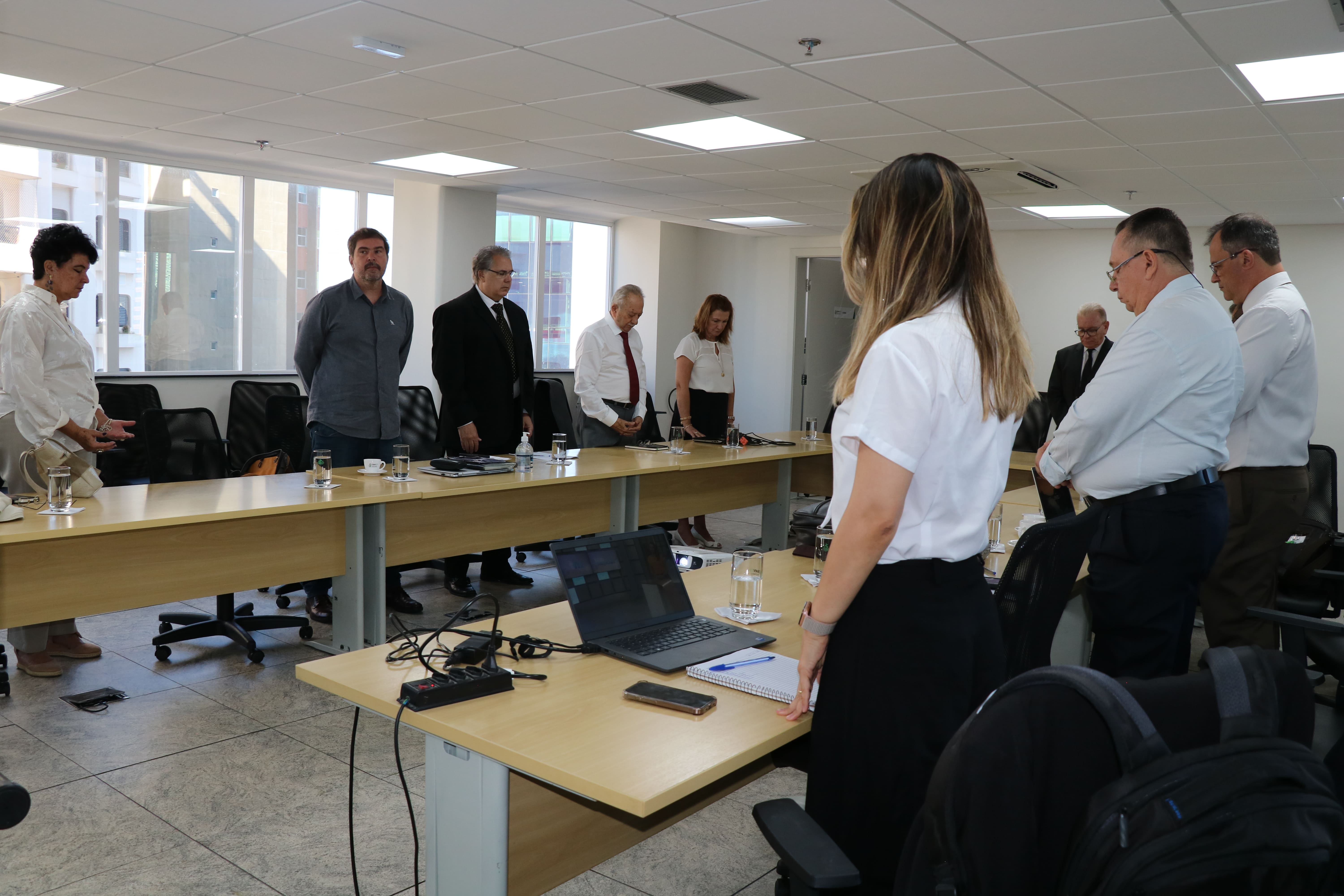 Antes do início da reunião dos representantes regionais do CRMV-SP. foi feito um minuto de silêncio em homenagem ao ex-presidente do CRMV-SP, Francisco Cavalcanti de Almeida. Eles estão em pé, em silêncio.