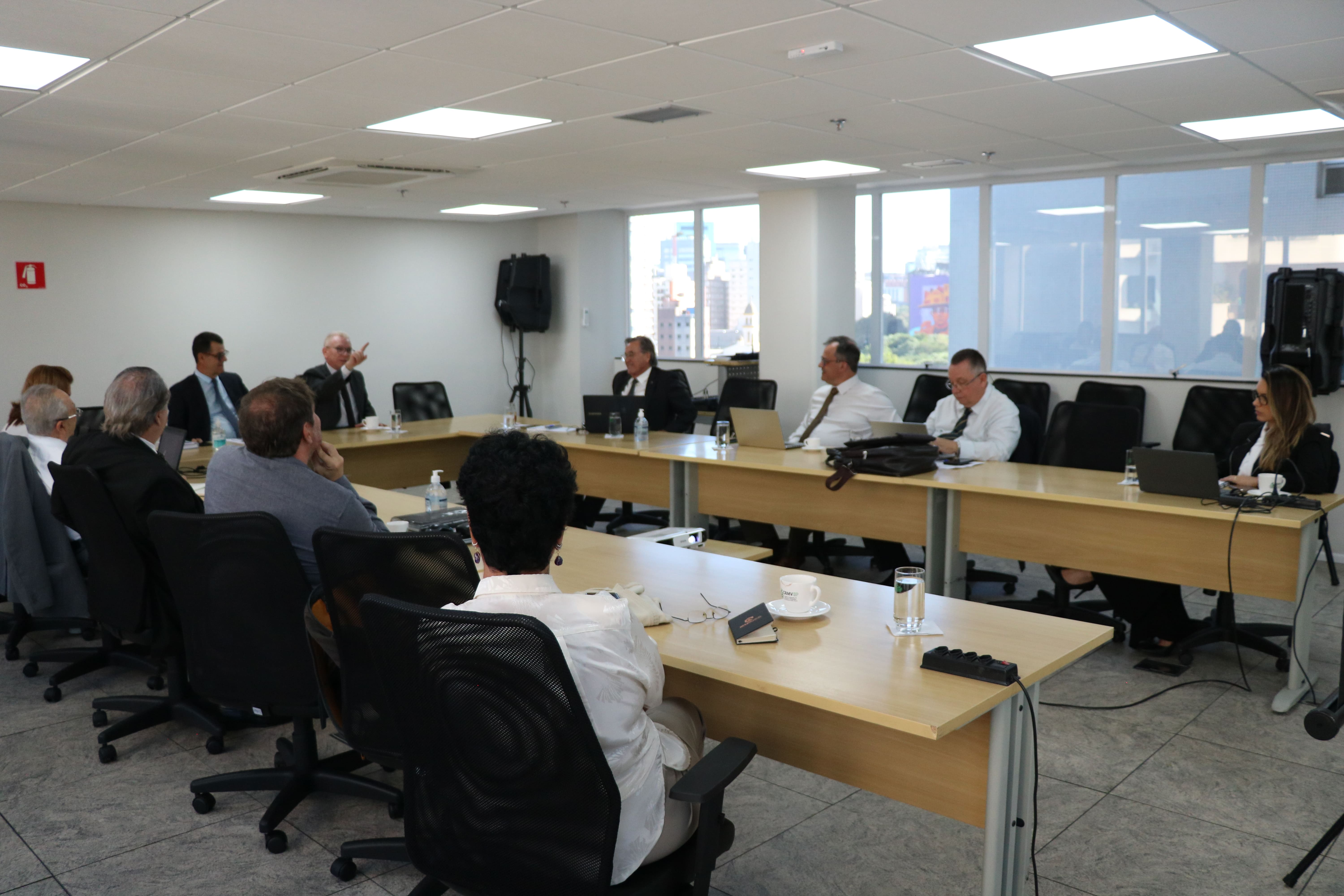 Da esquerda para a direita, a presidente da Comissão de Entidades Veterinárias do Estado de São Paulo, Maria Cristina Reiter Timponi; os integrantes da Comissão de Representantes Regionais do CRMV-SP, Guilherme Sellera (Baixada Santista), Izalco Santos (São José do Rio Preto), José Deak (Campinas) e Elma Polegato (Marília); o presidente da Comissão de Representantes Regionais do CRMV-SP, Márcio Rangel de Mello (Vale do Paraíba); o presidente do CRMV-SP, Odemilson Donizete Mossero; os membros da Comissão de Representantes Regionais do CRMV-SP, Haroldo Alberti (Presidente Prudente), Carlos Renato Murta (Sorocaba) e Mário Ramos (Bauru e Botucatu); e a assessora técnica médica-veterinária do CRMV-SP, Alessandra Karina da Silva Fonseca.