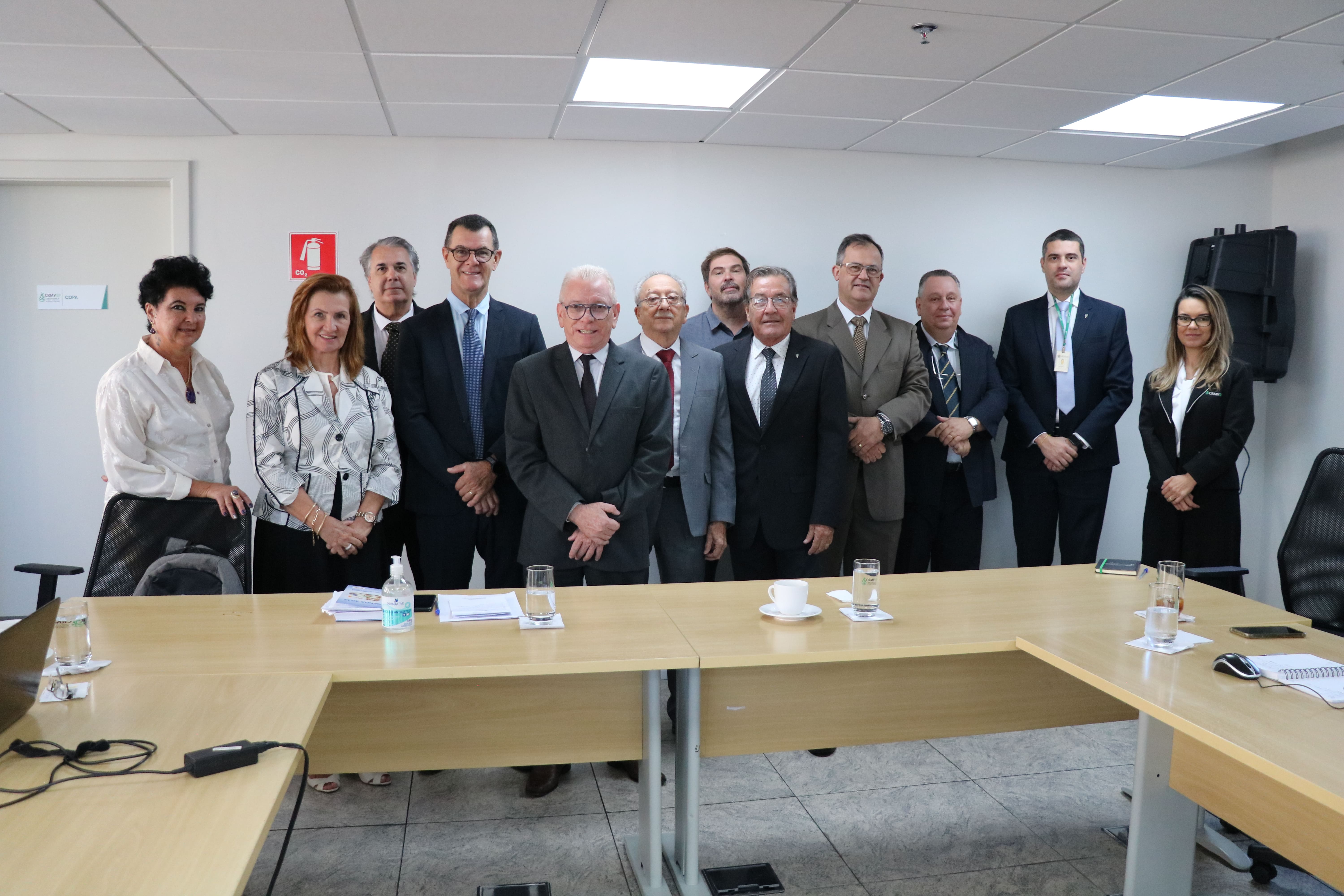 Na foto, da esquerda para a direita: a presidente da Comissão de Entidades Veterinárias do Estado de São Paulo, Maria Cristina Reiter Timponi; os integrantes da Comissão de Representantes Regionais do CRMV-SP, Elma Polegato (Marília) e Izalco Santos (São José do Rio Preto); o presidente da Comissão de Representantes Regionais, Márcio Rangel de Mello (Vale do Paraíba); o presidente do CRMV-SP, Odemilson Donizete Mossero; os membros da Comissão de Representantes Regionais do CRMV-SP, José Deak (Campinas), Guilherme Sellera (Baixada Santista), Haroldo Alberti (Presidente Prudente), Carlos Renato Murta (Sorocaba) e Mário Ramos (Bauru e Botucatu); o diretor técnico médico-veterinário do CRMV-SP, Leonardo Burlini, e a assessora técnica médica-veterinária do CRMV-SP, Alessandra Karina da Silva Fonseca.