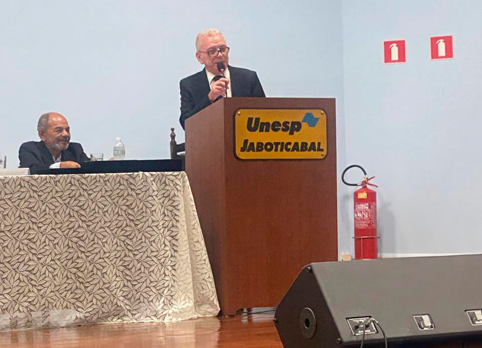 Presidente do CRMV-SP, Odemilson Donizete Mossero, está discursando aos presentes no quinquagésimo aniversário do hospital veterinário da Unesp.