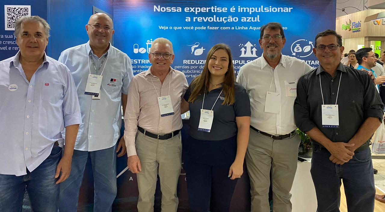 Representantes do CRMV-SP ao lado de participantes do evento.