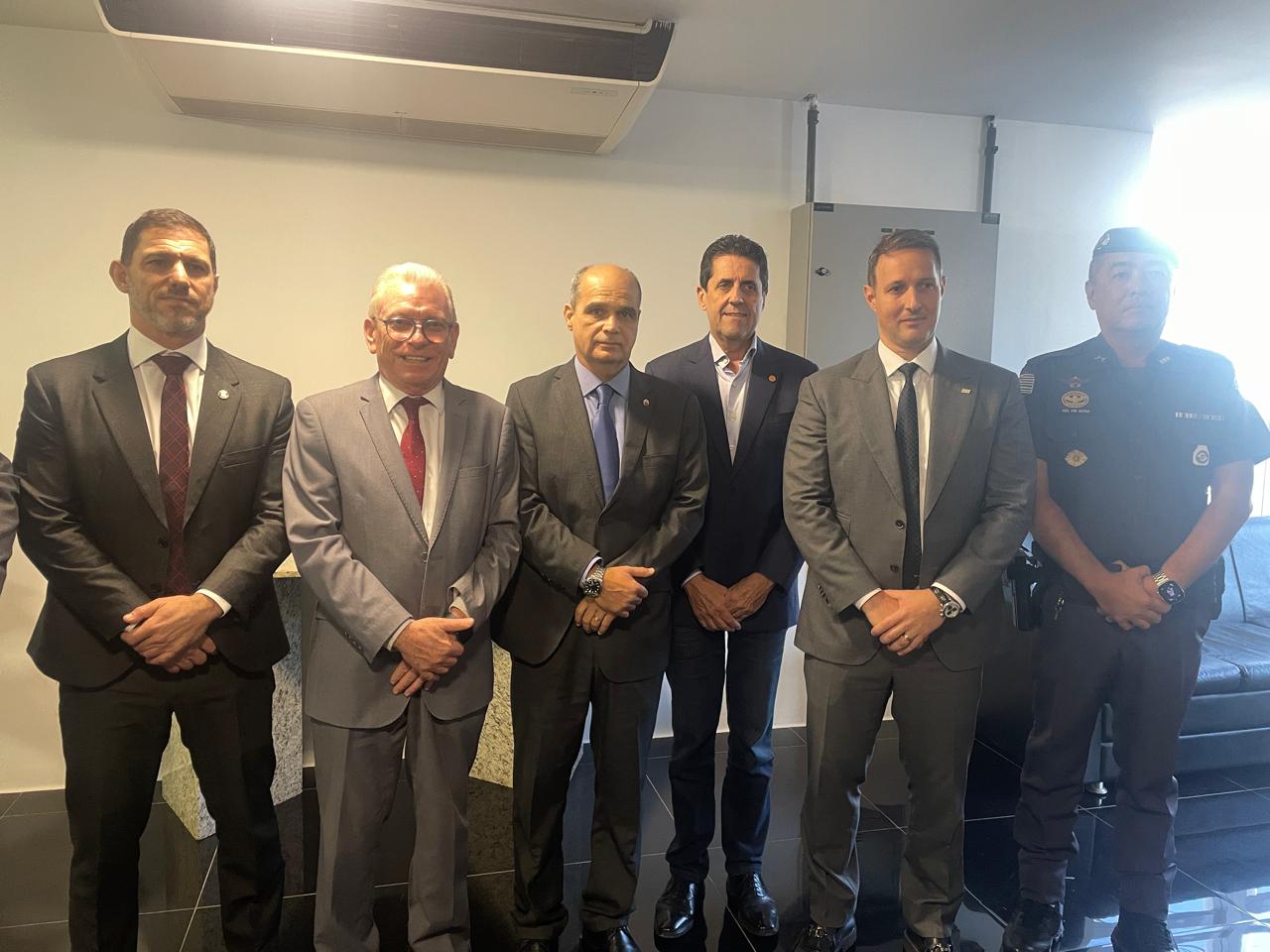 Da direita para a esquerda: delegado-geral de Polícia Civil do estado de São Paulo, Artur José Dian; presidente do CRMV-SP, Odemilson Donizete Mossero; diretor do Denter-7 de Sorocaba, Wilson Negrão; deputado estadual Delegado Olim; secretário de Segurança Pública do estado de São Paulo, Guilherme Muraro Derrite; e o comandante-geral da Polícia Militar de São Paulo, Cássio Araújo de Freitas.