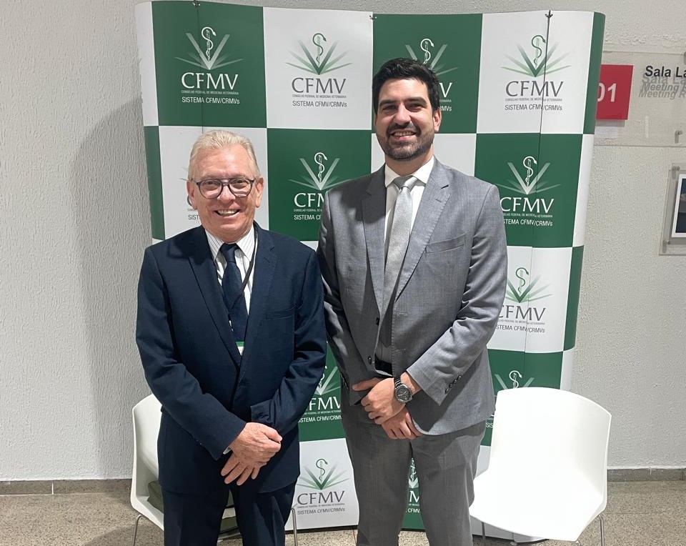 O presidente do CRMV-SP em pé, ao lado do diretor de jurídico e administrativo, Bruno Fassoni.