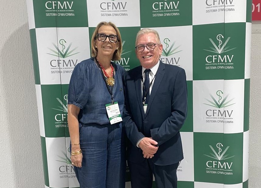 A presidente do CFMV em pé ao lado do presidente do CRMV-SP.