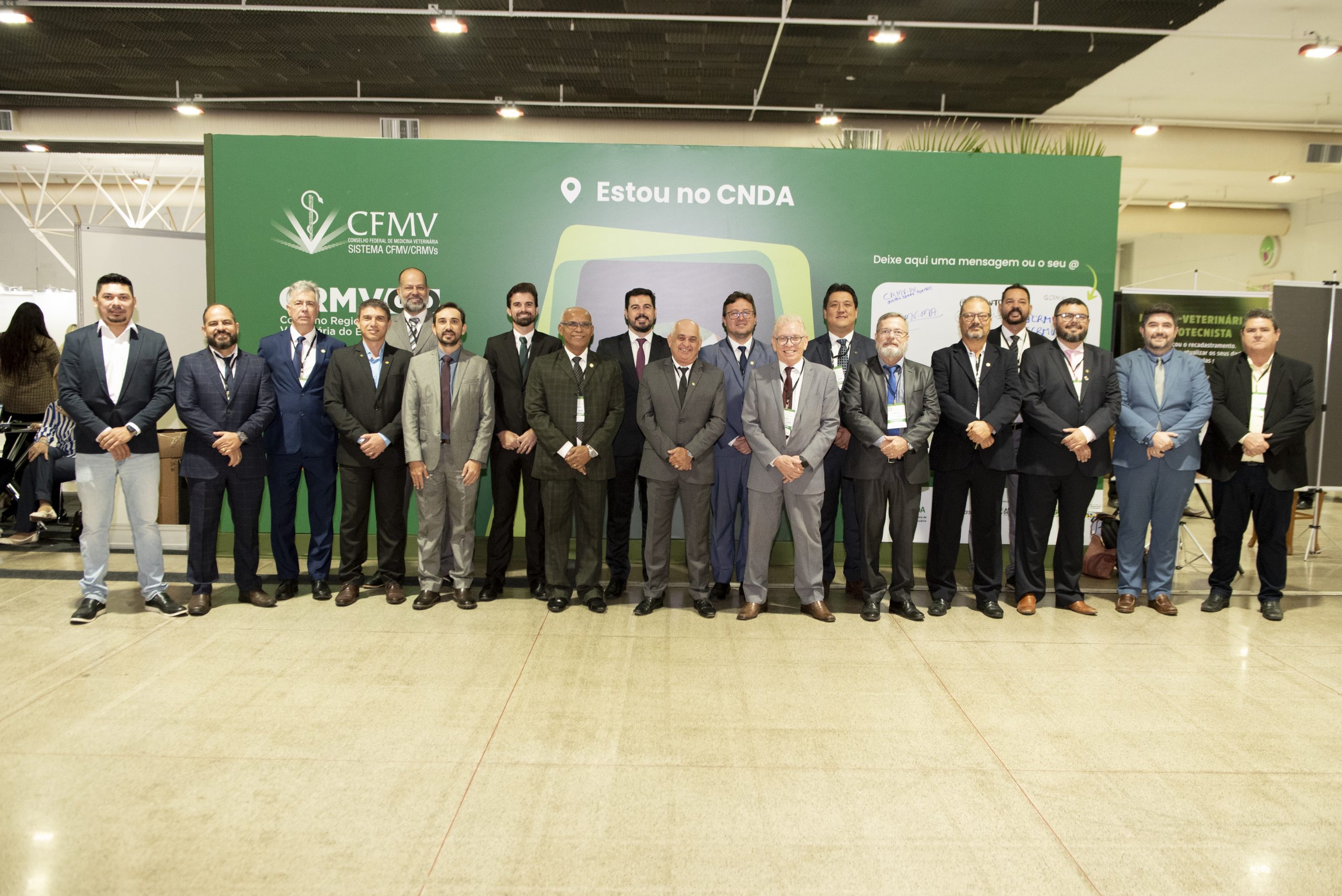 Presidentes dos CRMVs posam lado a lado durante a Câmara Nacional de Presidentes do Sistema CFMV/CRMVs.