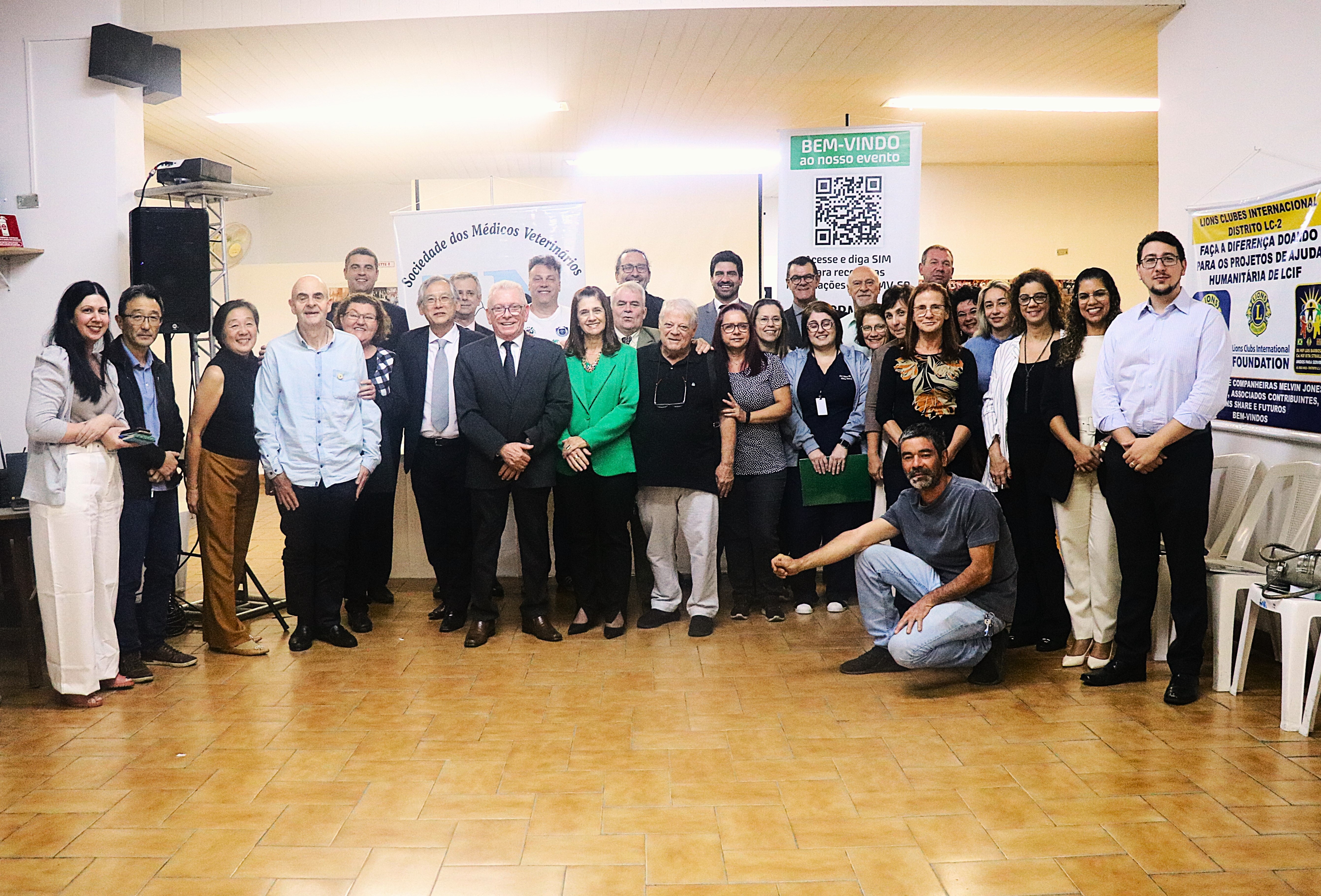 Participantes do evento posam, lado a lado, com os integrantes do CRMV-SP e da Sociedade dos Médicos-veterinários da Zona Norte de São Paulo ao final do evento.
