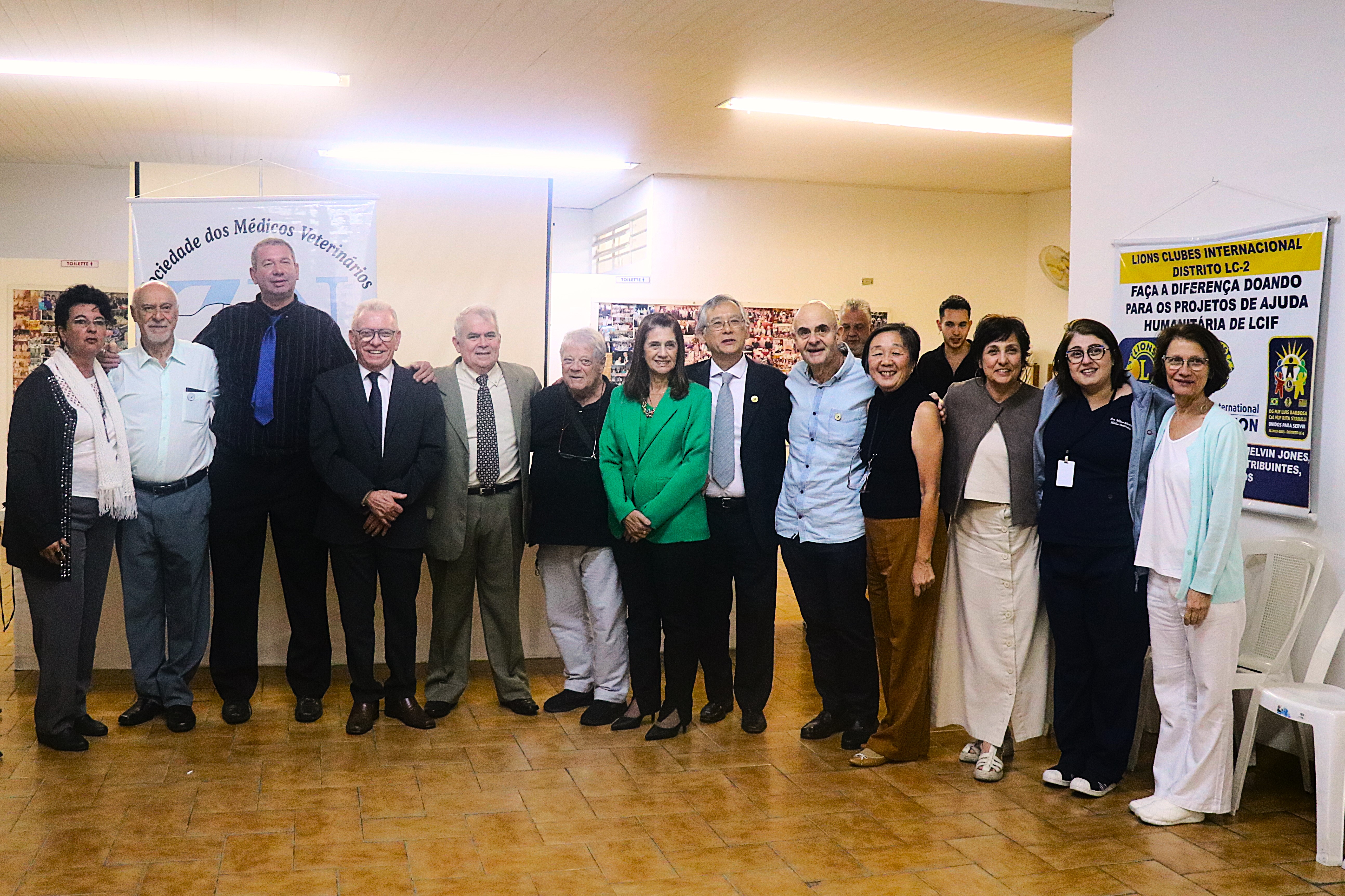 Integrantes do CRMV-SP e da Sociedade de Médicos-veterinários da Zona Norte de São Paulo posam em pé, lado a lado, ao final do evento.