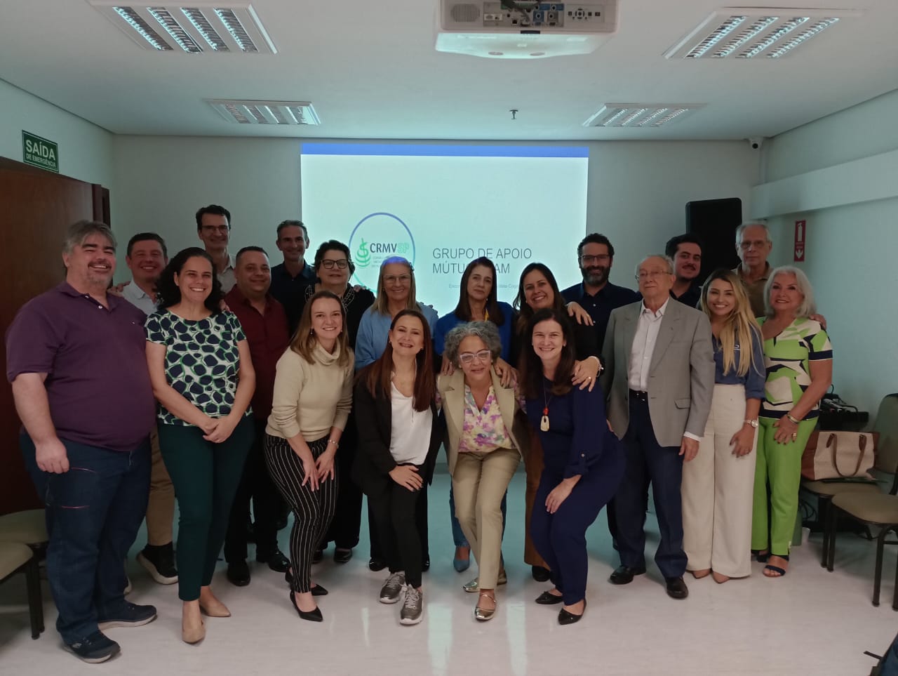 Participantes do GAM, assim como os representantes do CRMV-SP, o membro da Comissão de Clínicos de Pequenos Animais, Otávio Verlengia; a presidente da Comissão de Ciências de Animais de Laboratório e mediadora do GAM, Luciana Cintra; a integrante da Comissão de Responsabilidade Técnica, Rosália Regina de Luca; a conselheira, Suely Stringari de Souza; a idealizadora do GAM, tesoureira e presidente da Comissão de Responsabilidade Técnica, Rosemary Viola Bosch; a integrante da Comissão de Responsabilidade Técnica, Thais Vieira Machado Bertozzi; o Representante Regional de Campinas, José Guedes Deak; o integrante da Comissão de Saúde Animal, Antonio Queiroz de Almeida Sampaio; além da psicóloga especialista em luto, Joelma Ruiz; e do representante da ONG Not One More Vet, Luís Gustavo Azeredo.