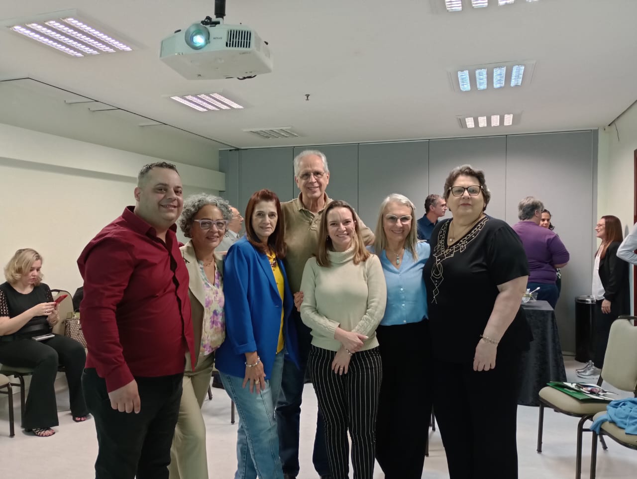 Da esquerda para a direita, o representante da ONG Not One More Vet, Luís Gustavo Lamanna de Azeredo; a psicóloga especialista em luto, Joelma Ruiz; a idealizadora do GAM, tesoureira e presidente da Comissão de Responsabilidade Técnica do CRMV-SP, Rosemary Viola Bosch; o membro da Comissão de Saúde Animal do CRMV-SP, Antonio Queiroz de Almeida Sampaio; a mediadora do GAM e presidente da Comissão de Ciências de Animais de Laboratório do CRMV-SP, Luciana Cintra; a conselheira do CRMV-SP, Suely Stringari de Souza; e a integrante da Comissão de Responsabilidade Técnica do CRMV-SP, Rosália Regina de Luca.