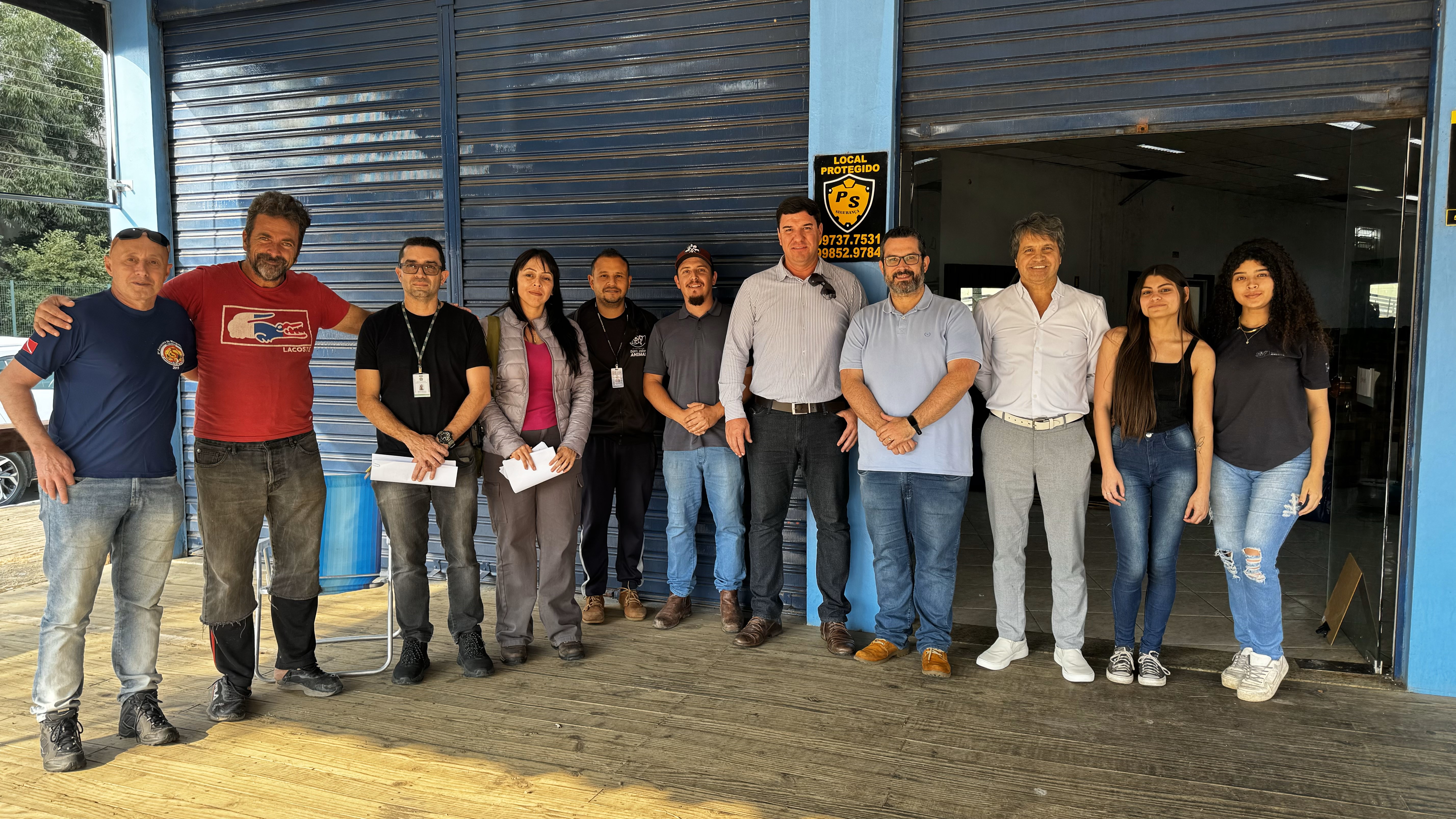 Oito homens e três mulheres pousando para foto lado a lado durante trabalho no Rio Grande do Sul.
